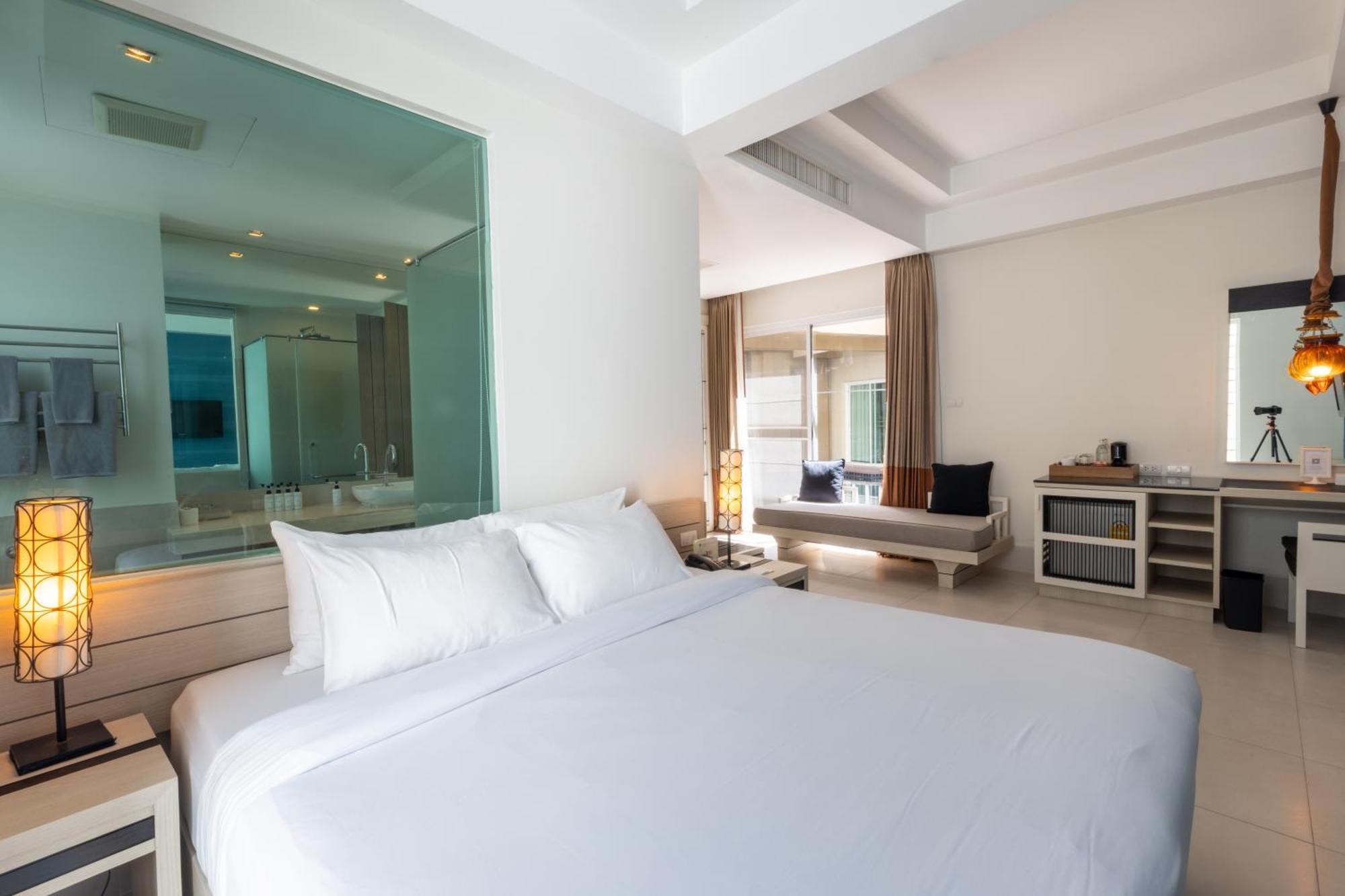 Pool Access Mini Suite