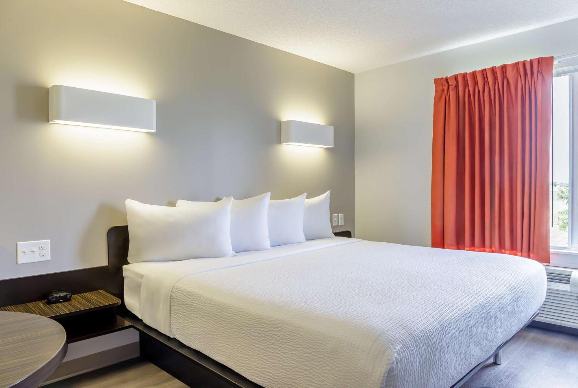 Deluxe King Room - Non-Smoking,1622036011:JPEG