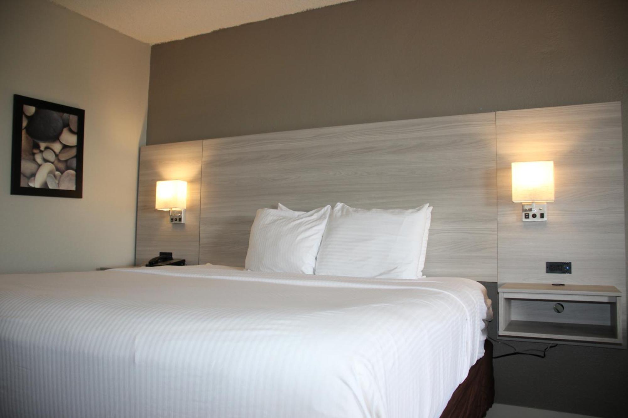 King Room with City View - Non-Smoking,1586835685:JPEG