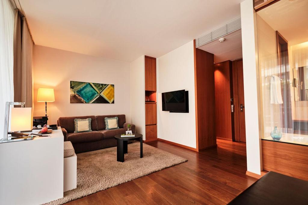 Premier Room Lateral lake view