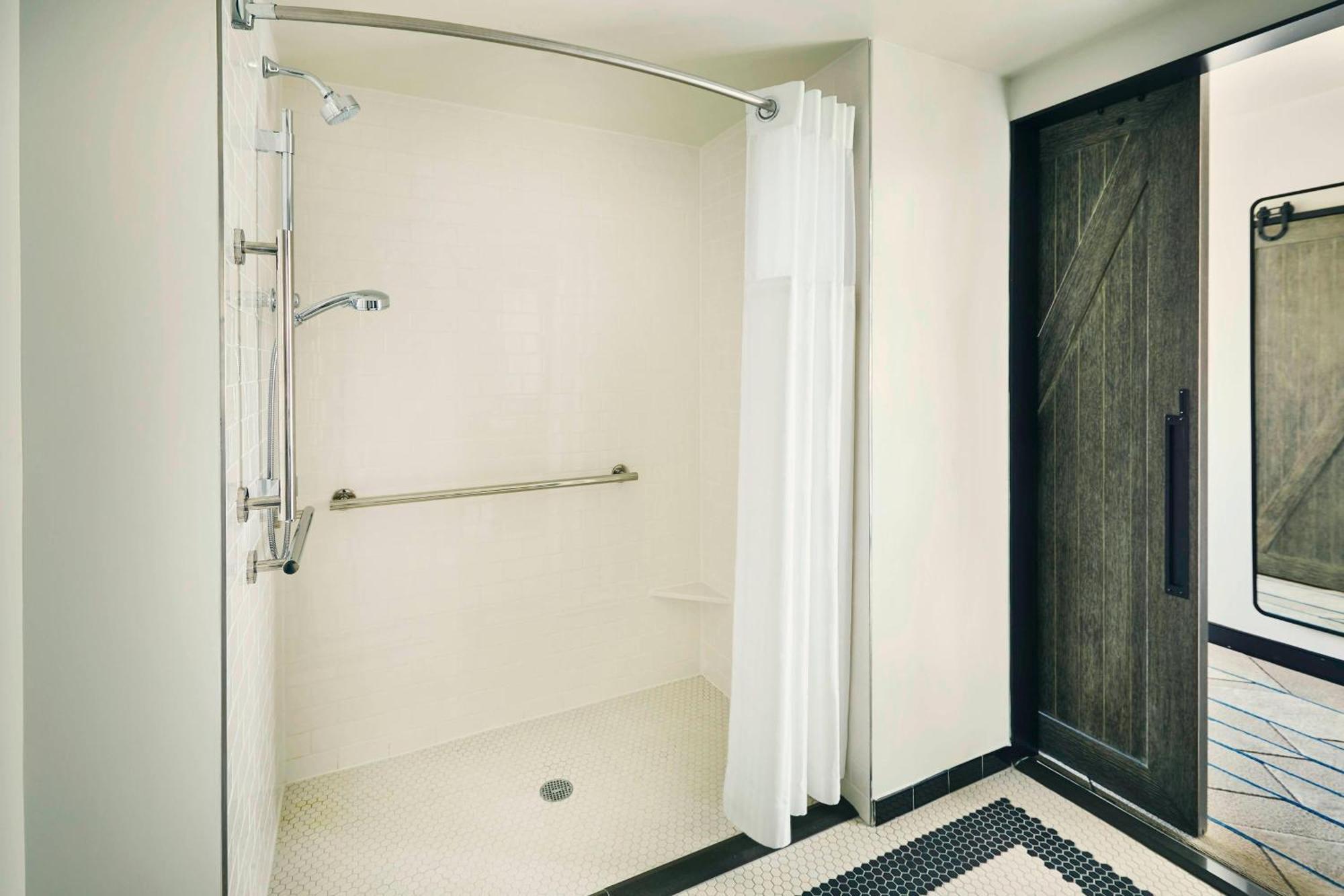 King Room - Hearing Accessible,1630899370:JPEG