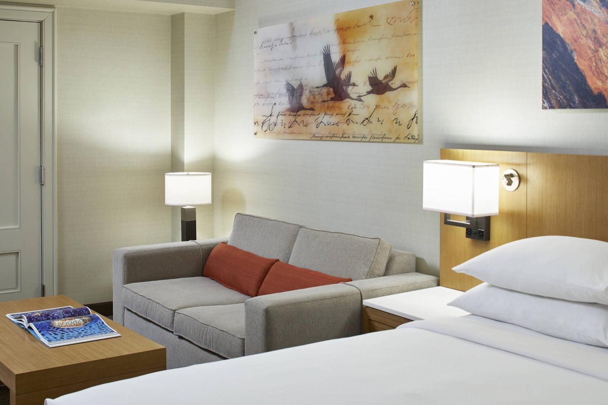 One-Bedroom King Suite Sofa-Bed,1631548583:JPEG