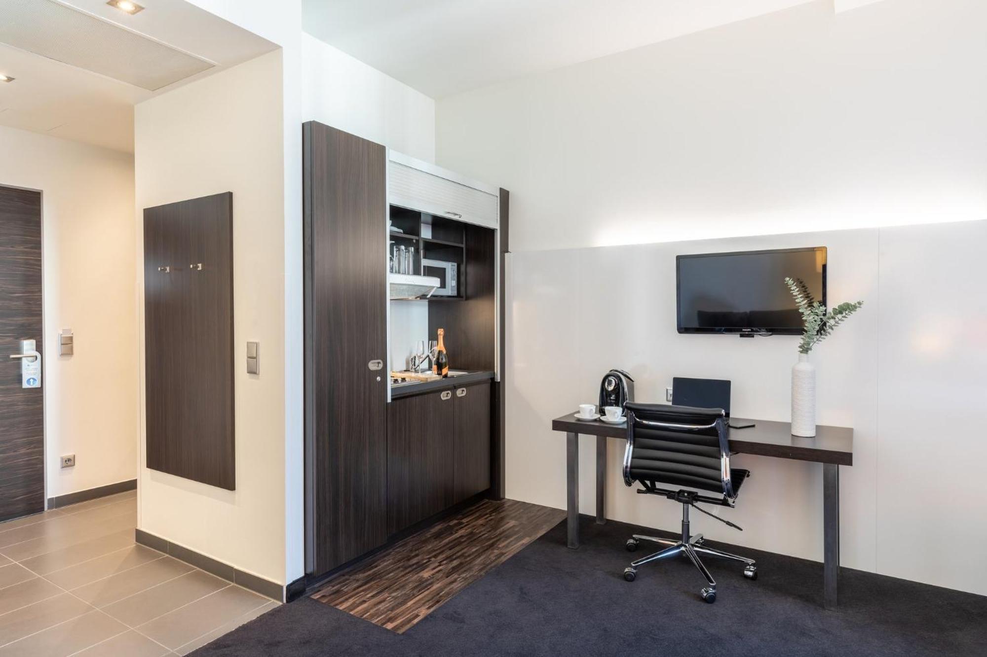 Premium Queen Room Kitchenette