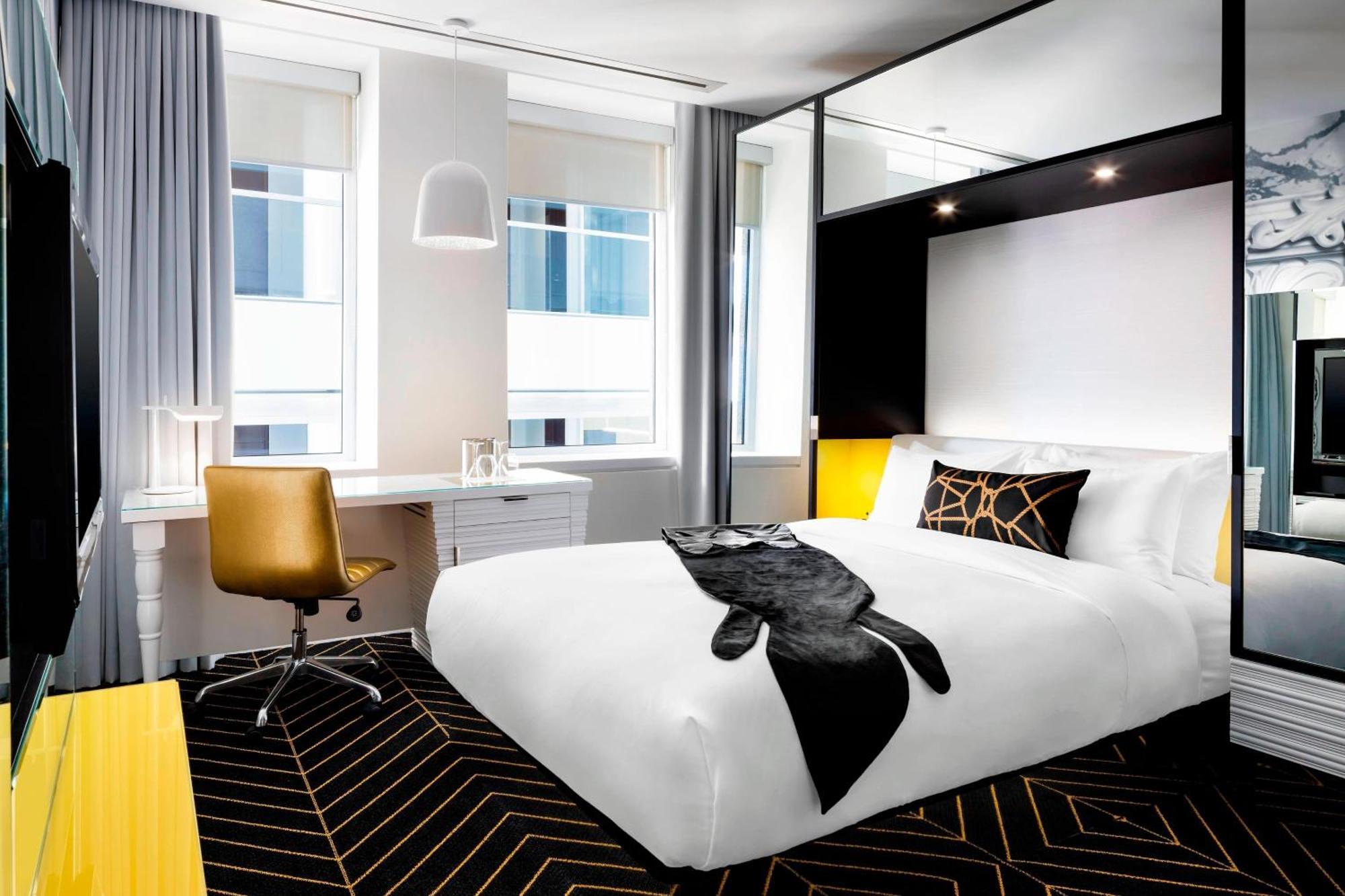 Cozy Guest room 1 Queen Atrium view