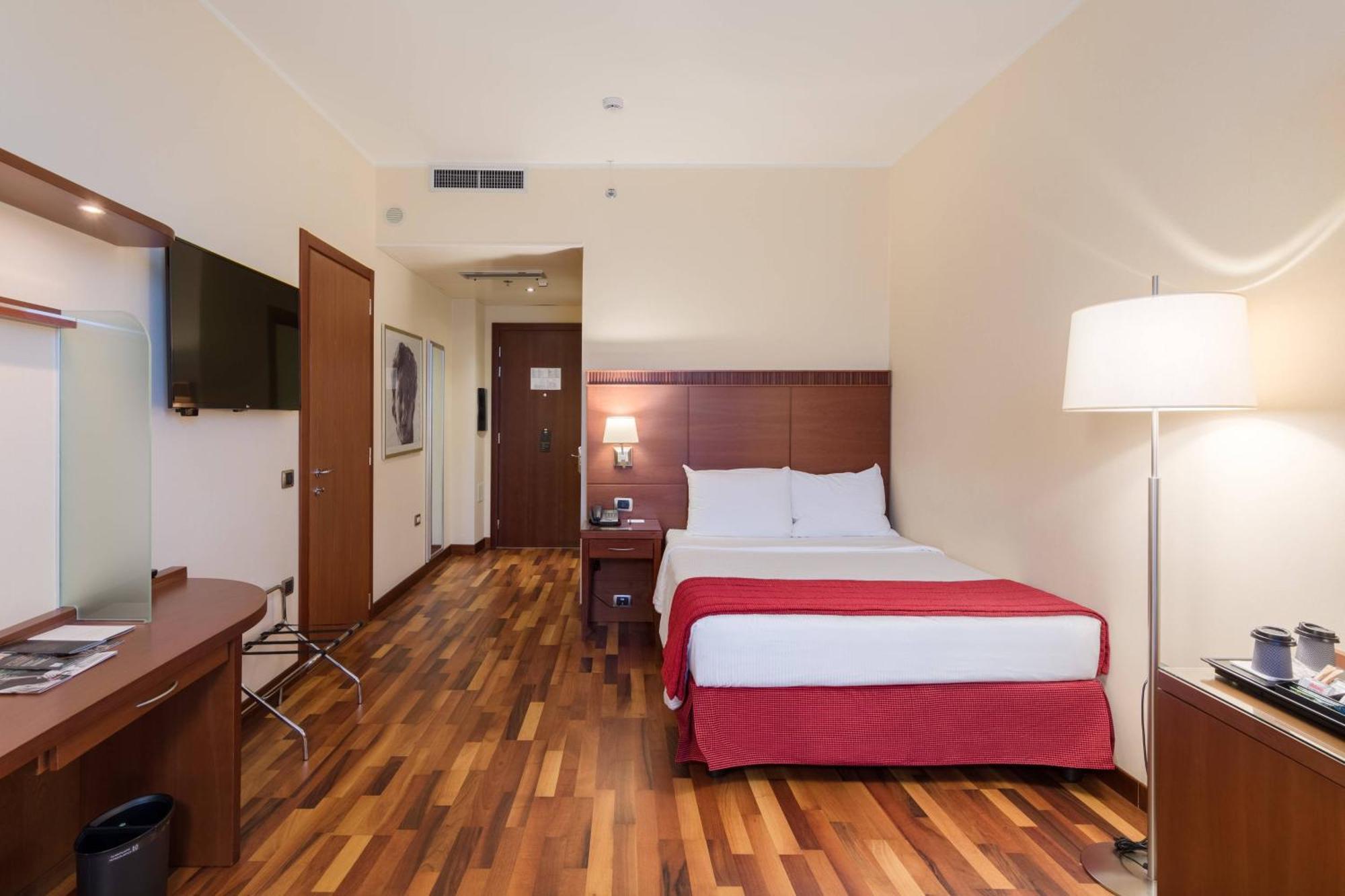 Deluxe King bedded room Guest room 1 King