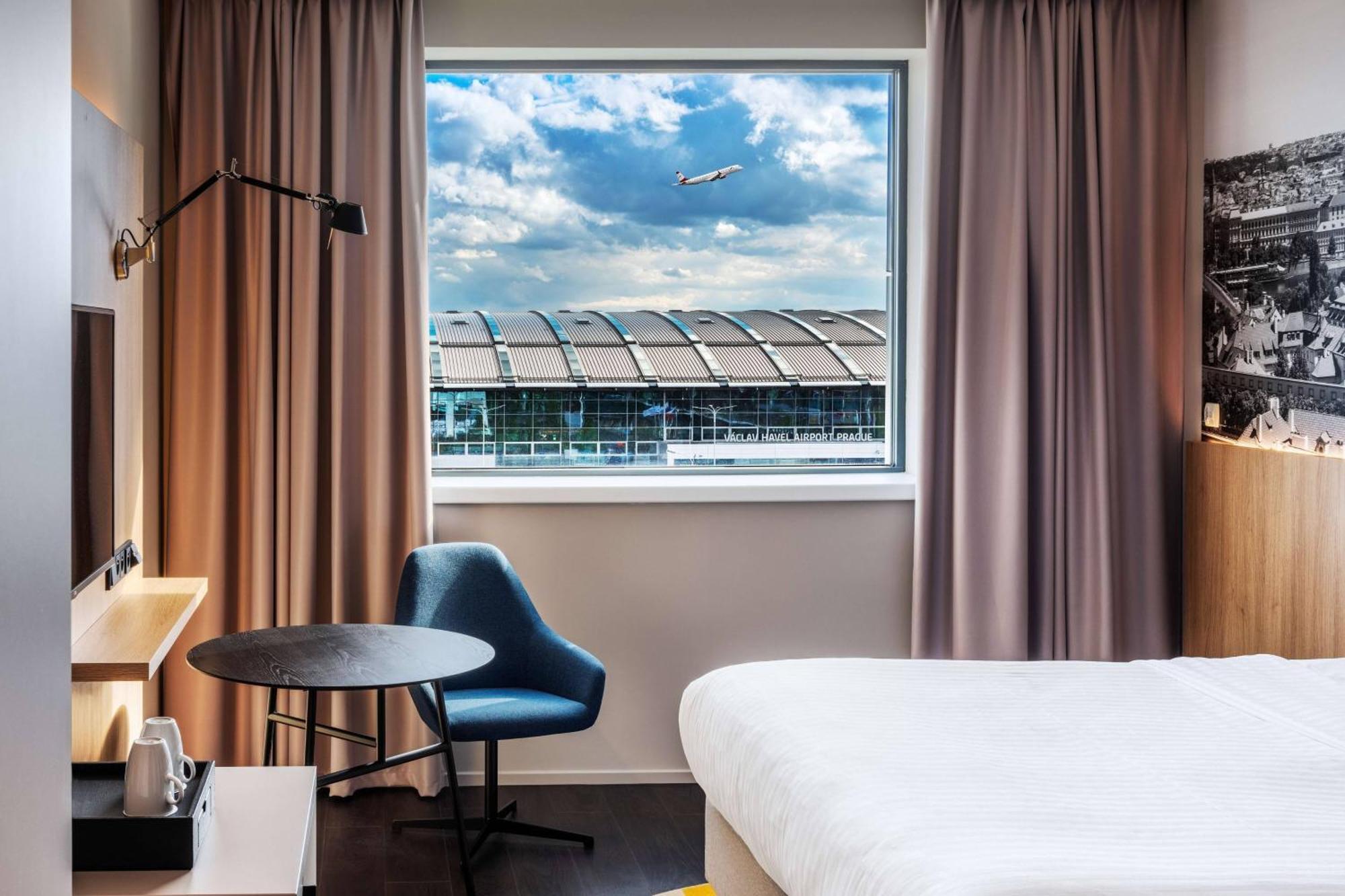 Guest room 1 King Runway view