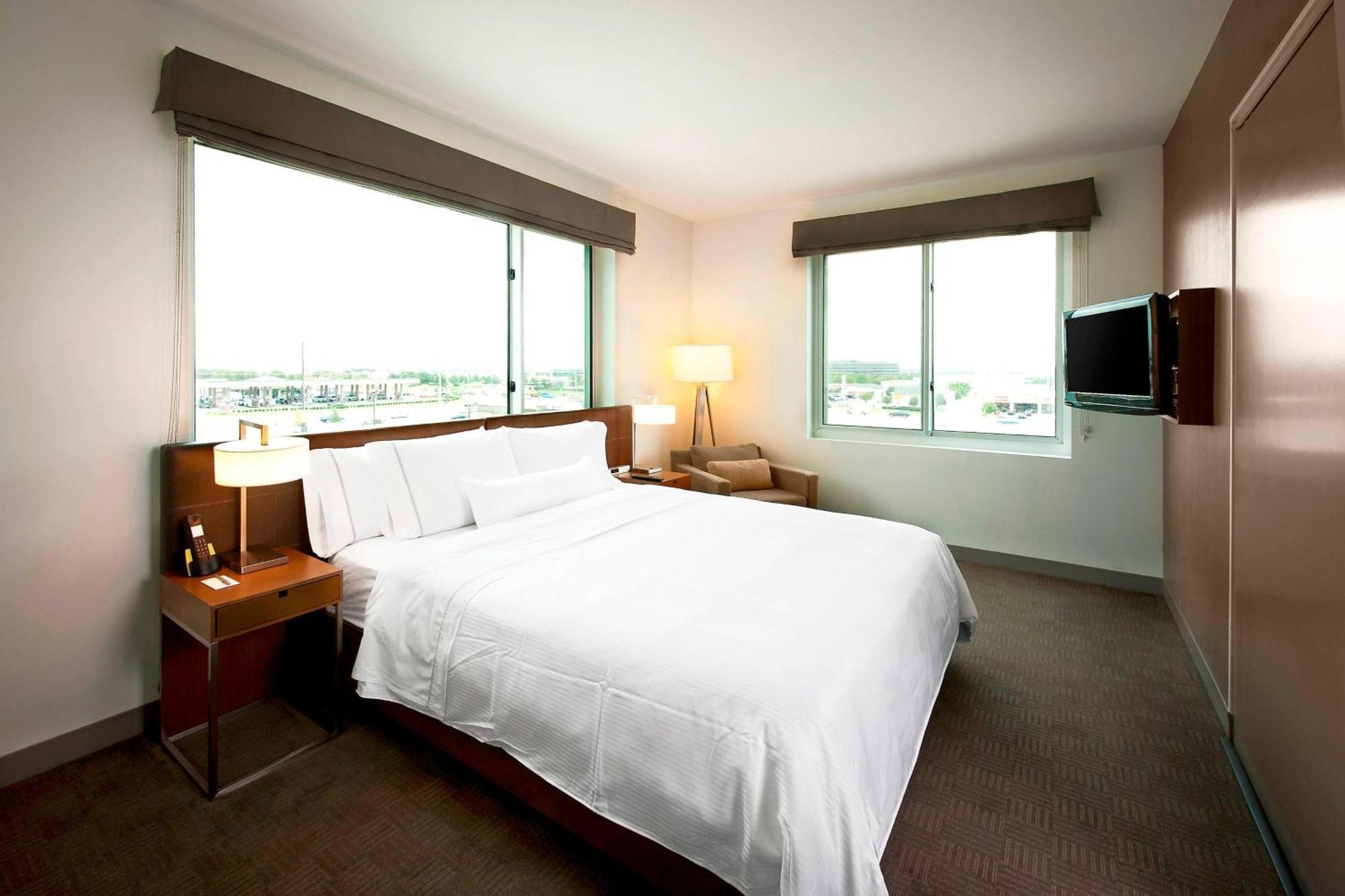 Executive Suite, 1 King, Sofa bed,1632248127:JPEG