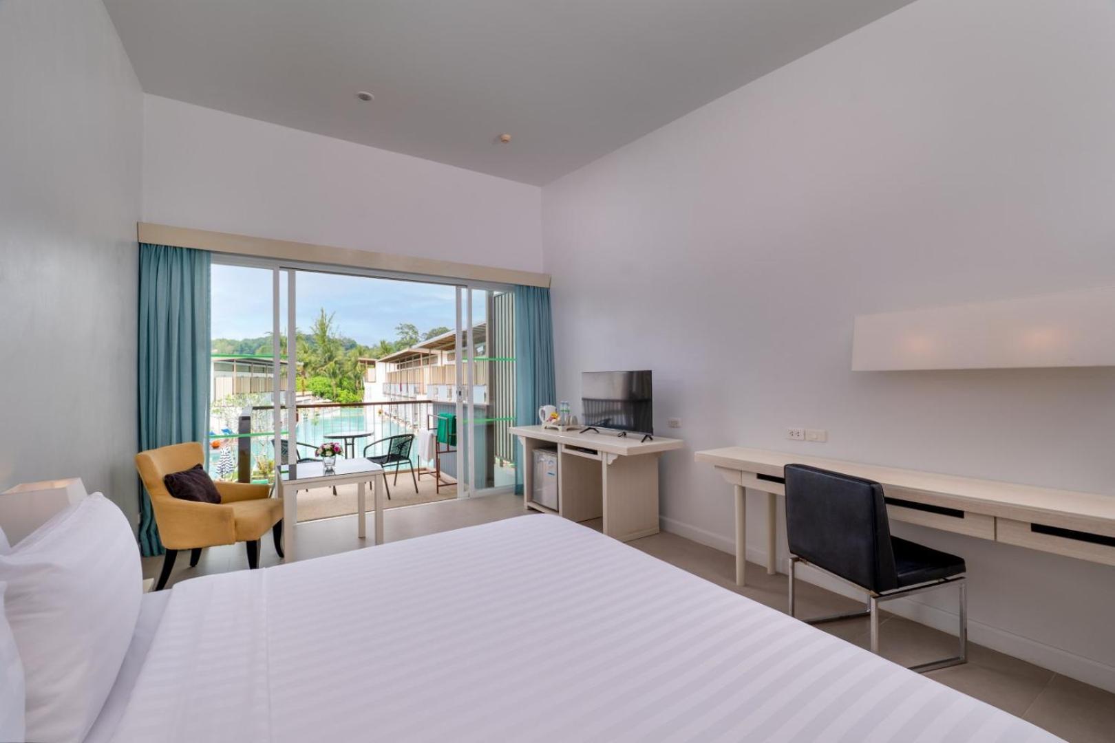 Deluxe Double or Twin Room Pool View
