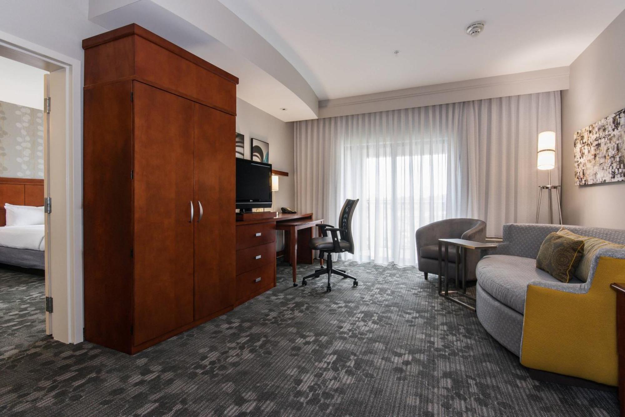 Deluxe King Room Marina View