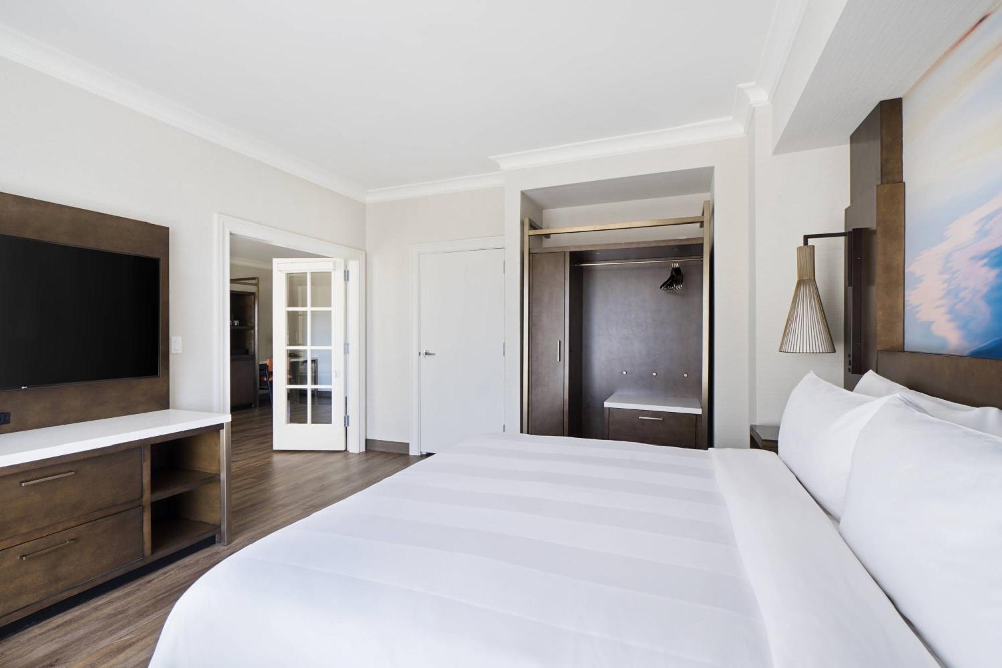 Deluxe King Suite