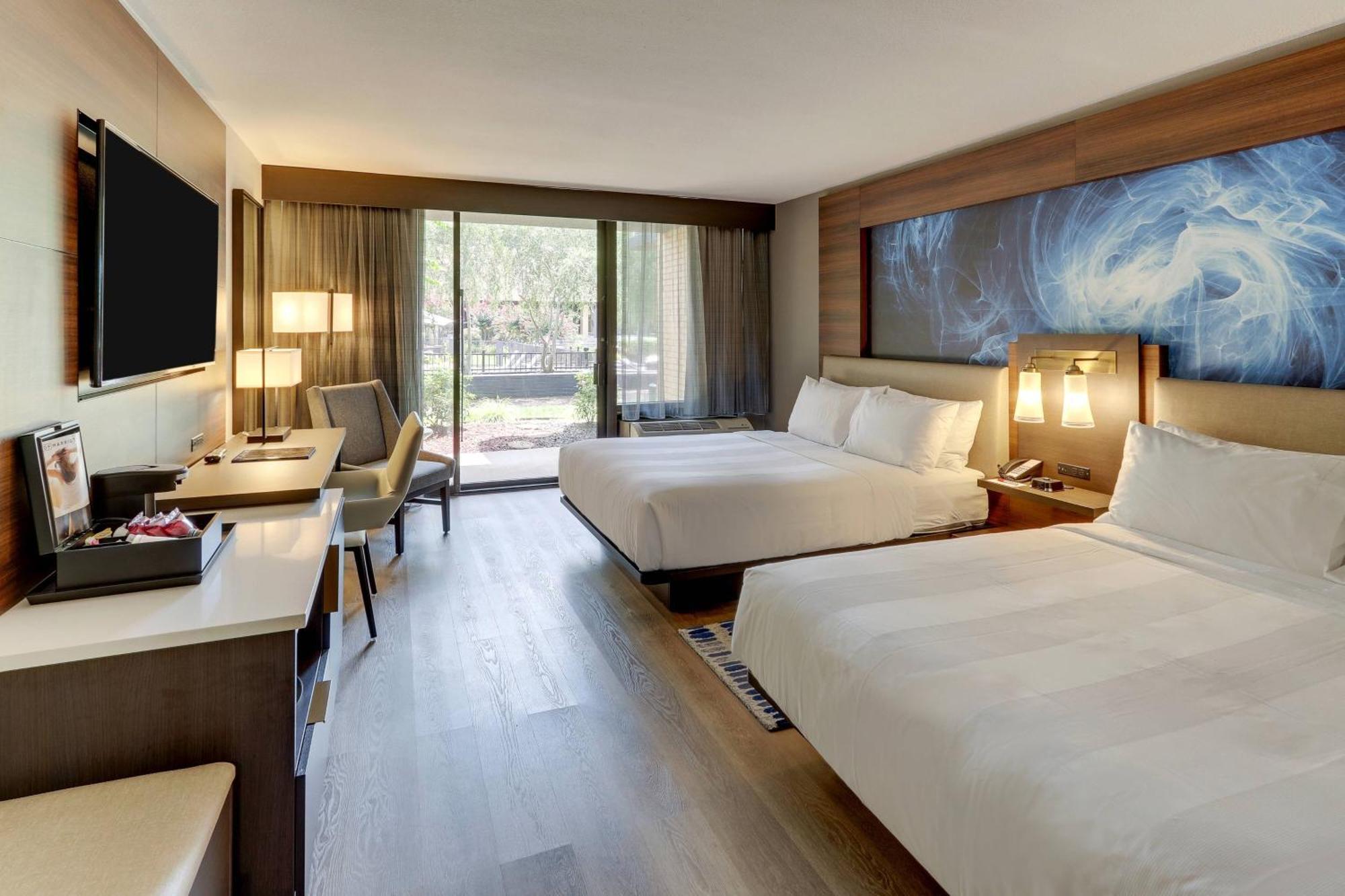 Guest room with 2 Double beds and Courtyard view