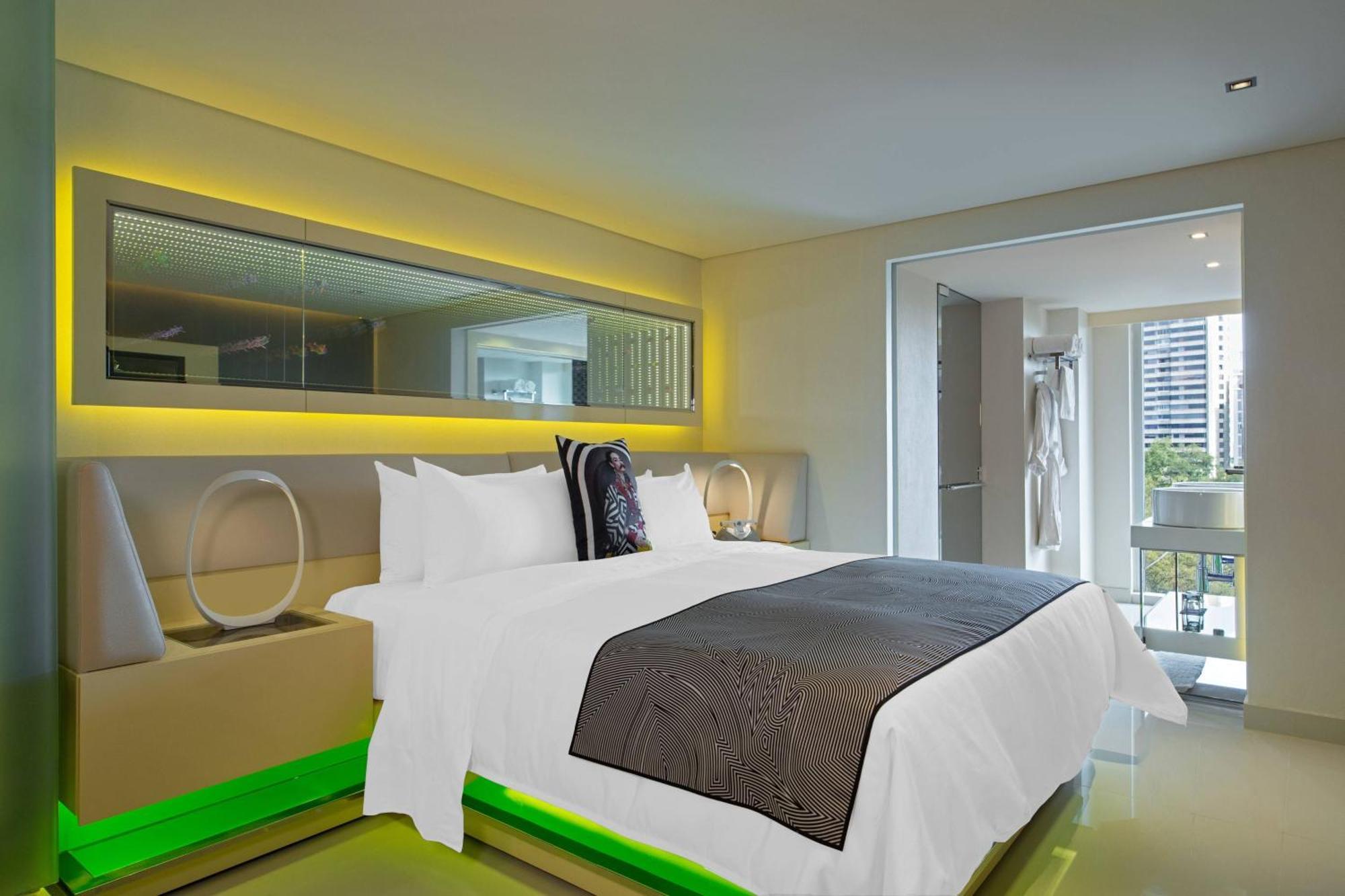 Deluxe King Room Partial City View,1665400218:JPEG