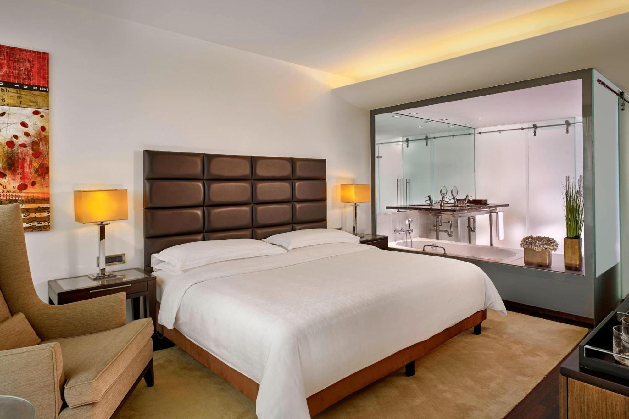 Executive Suite Club Lounge Spa access level 1 King