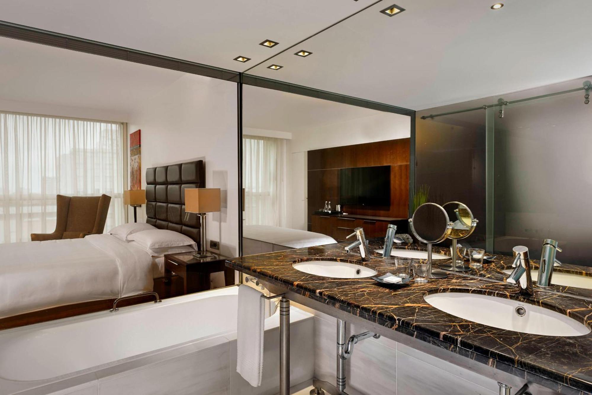Executive Suite Club Lounge Spa access level 1 King