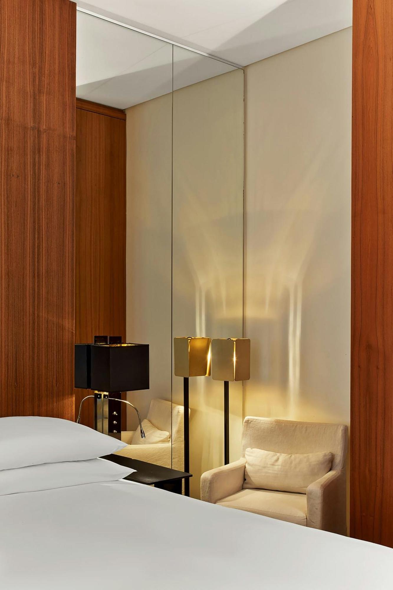 Prestige Queen Room Partial Eiffel View