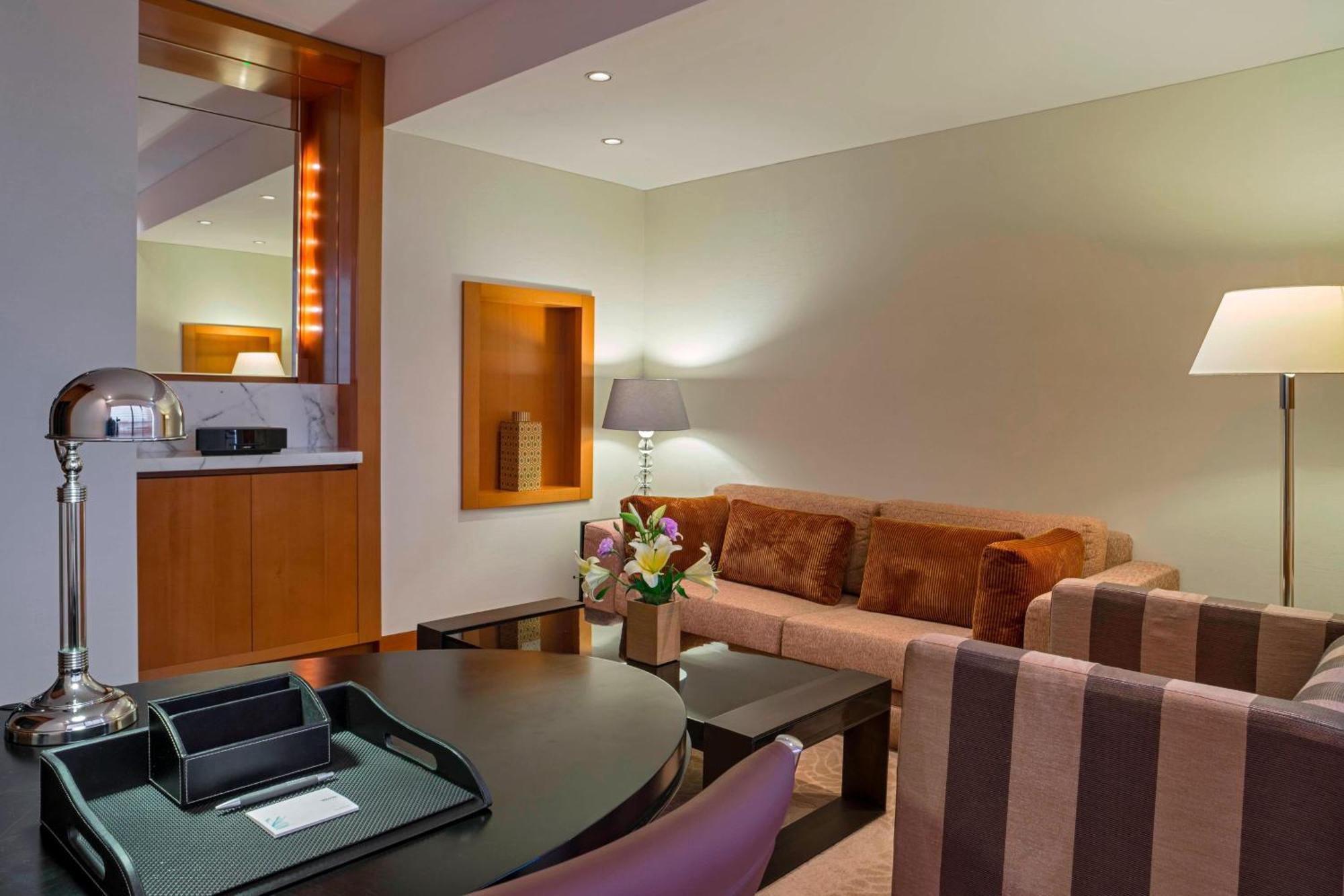 Executive Suite Club Lounge Access Suite 1 King High Floor