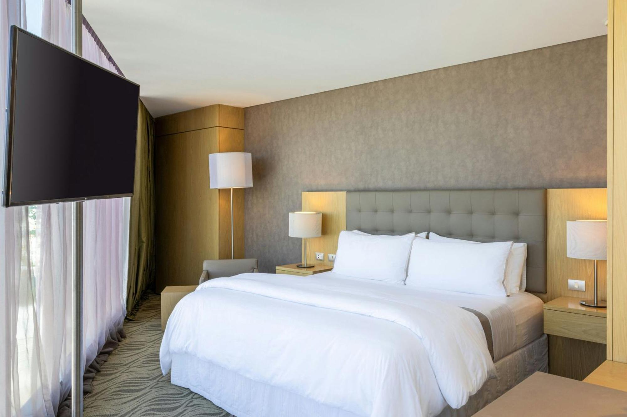 Deluxe 1 King Guest room 1 King City view