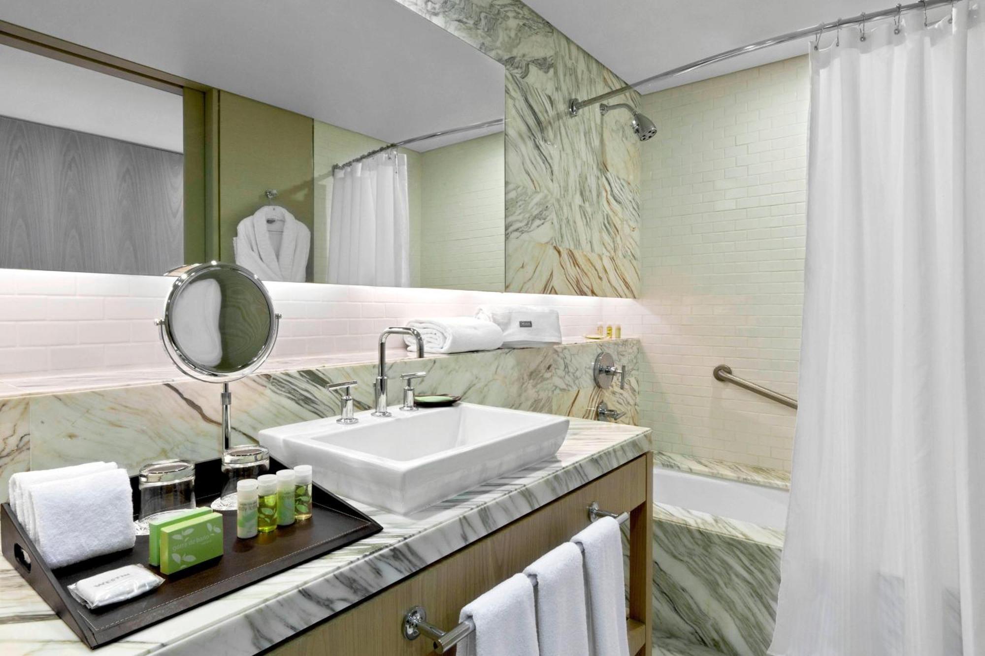 Deluxe 2 Queen Beds, Guest room, 2 Double, City view,1634418442:JPEG