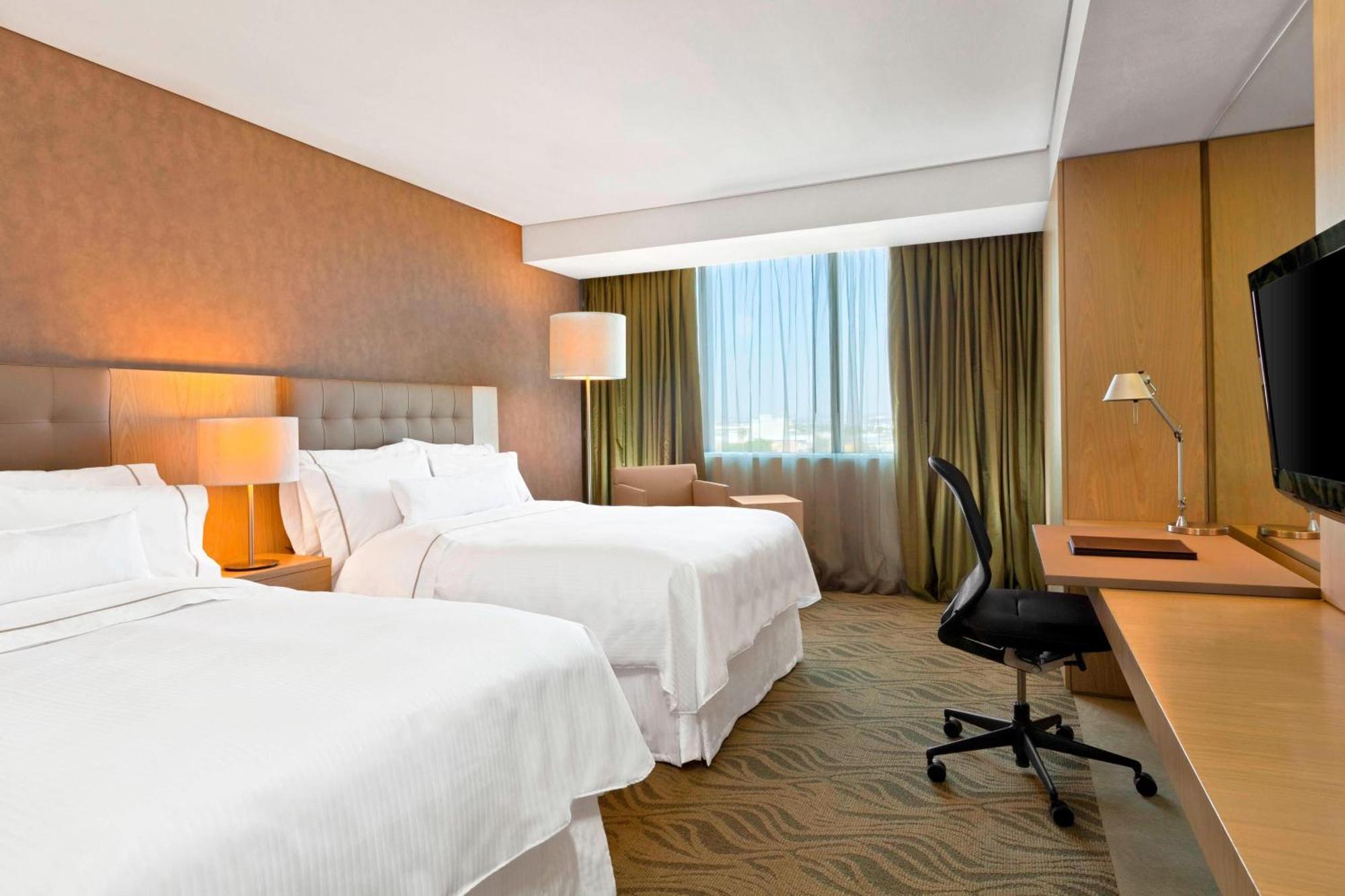 Deluxe 2 Queen Beds Guest room 2 Double City view