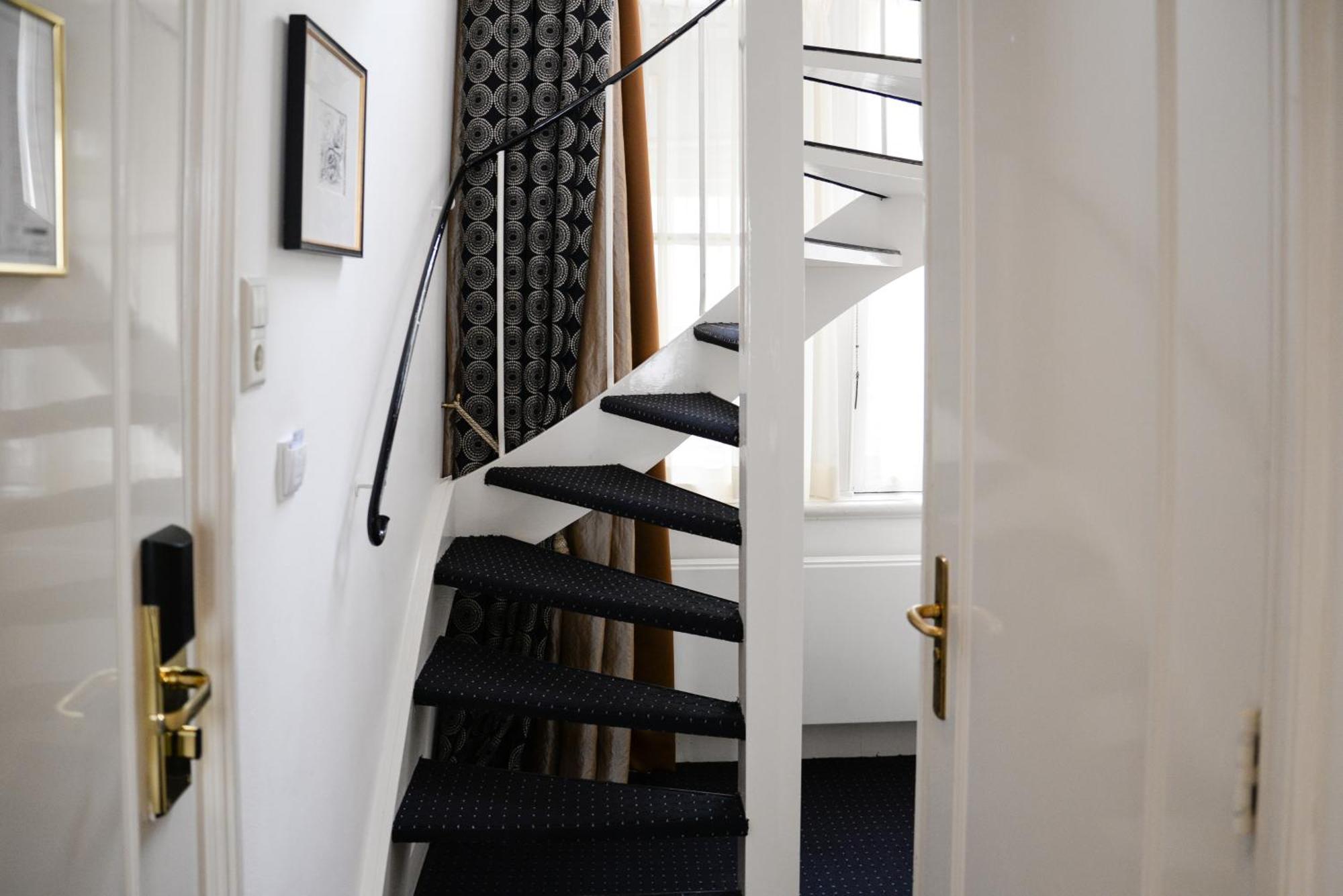 Superior Split-level Room Canal View