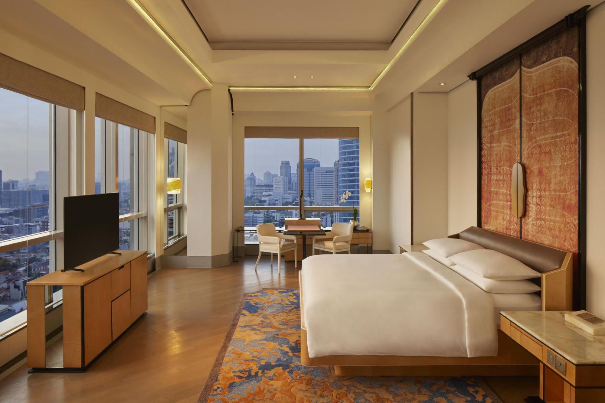 Deluxe Corner King Room - City View