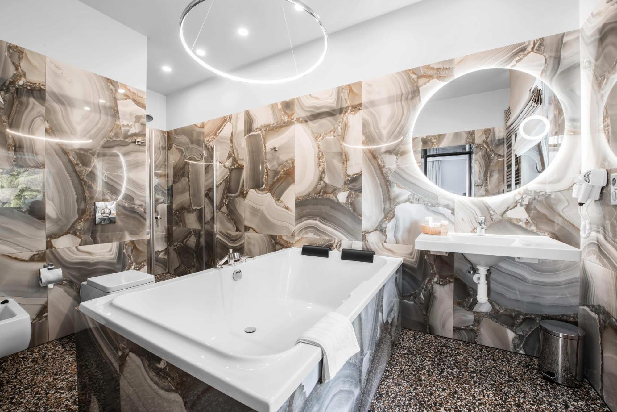 Suite,1637705974:JPEG