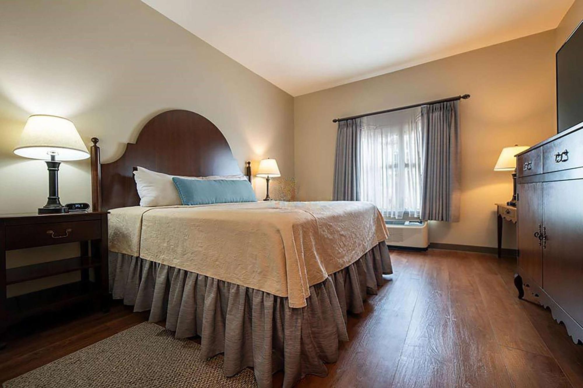 One-Bedroom King Suite with Roll-In Shower - Non-Smoking