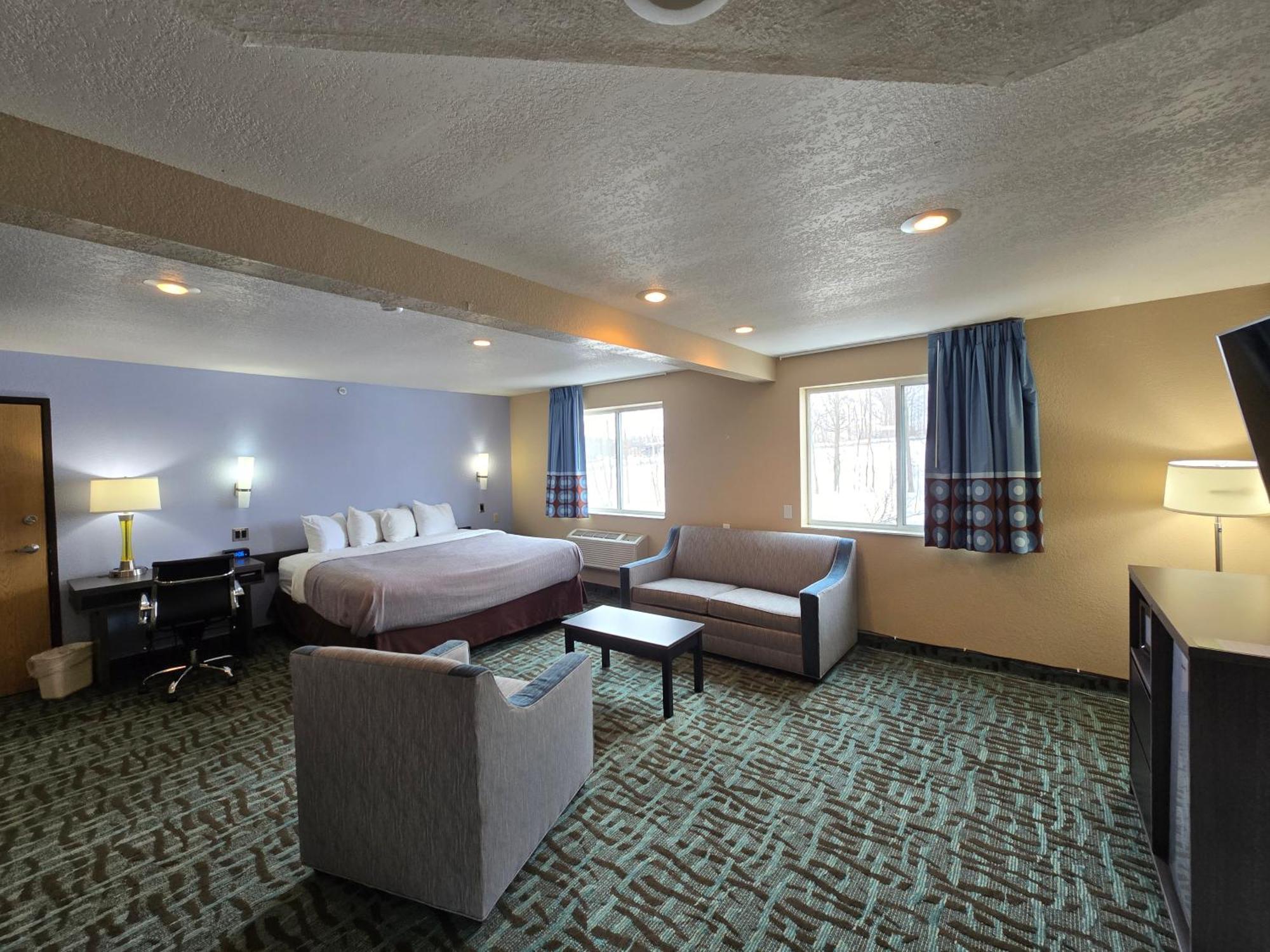 King Suite Non Smoking or Interior Corridor