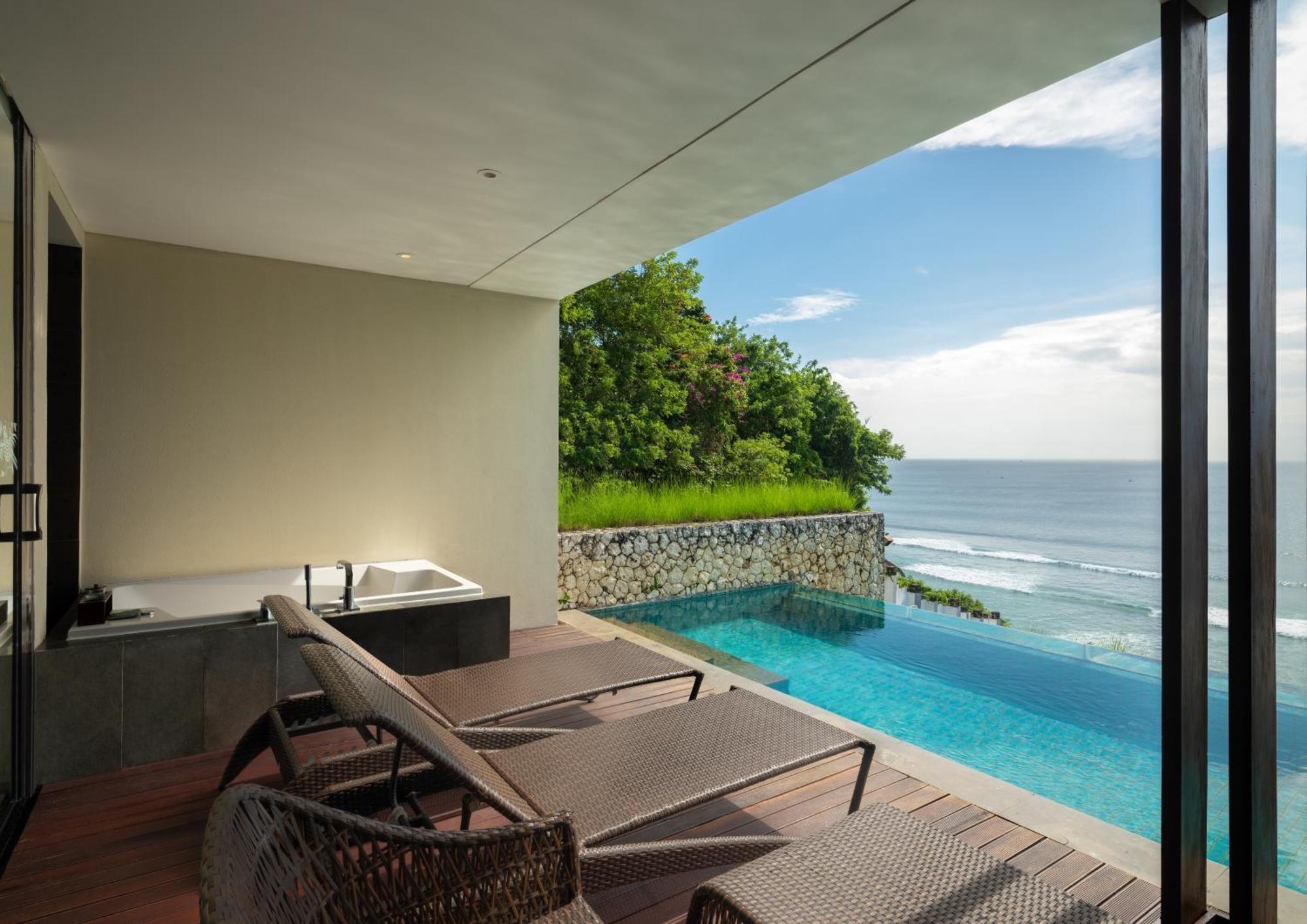 Ocean Front Pool Suite Benefits,1641019311:JPEG