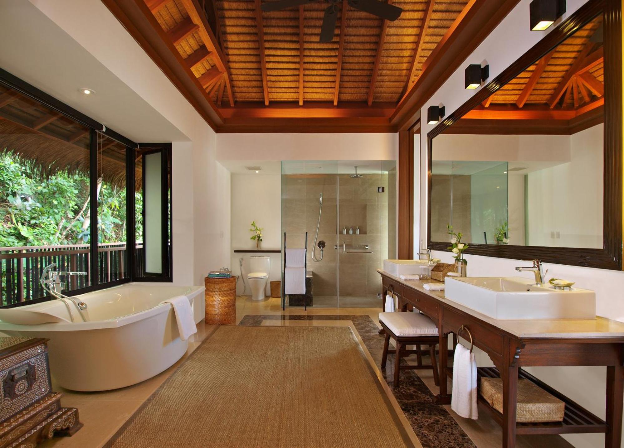 1 King Bed Canopy Villa Forest View