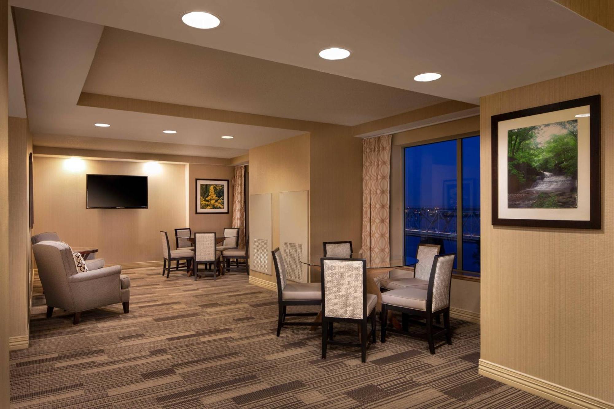 Club level Guest room 1 King Alternate bed sofa bed,1706303843:JPEG