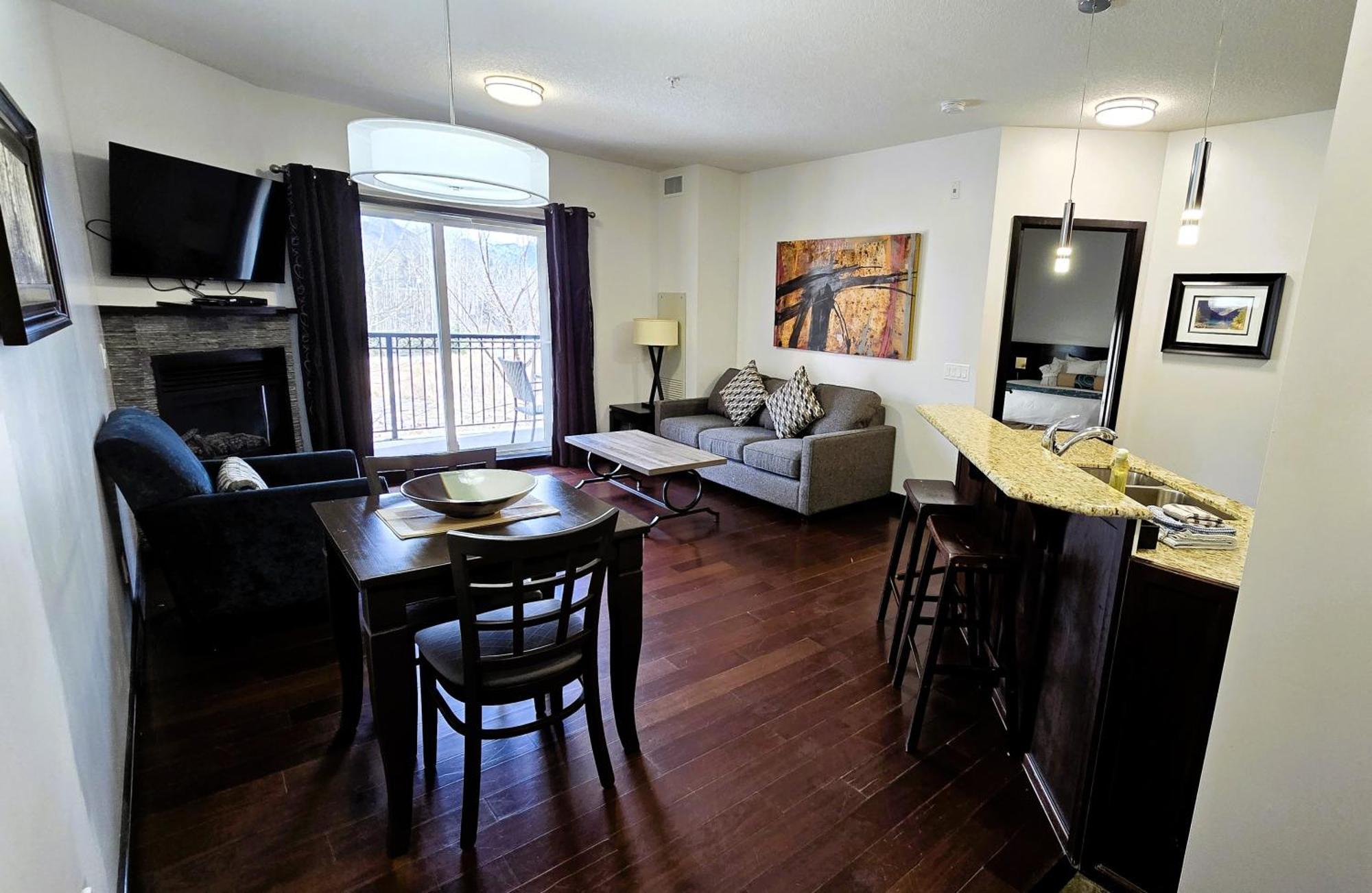 One-Bedroom Suite Mountain View