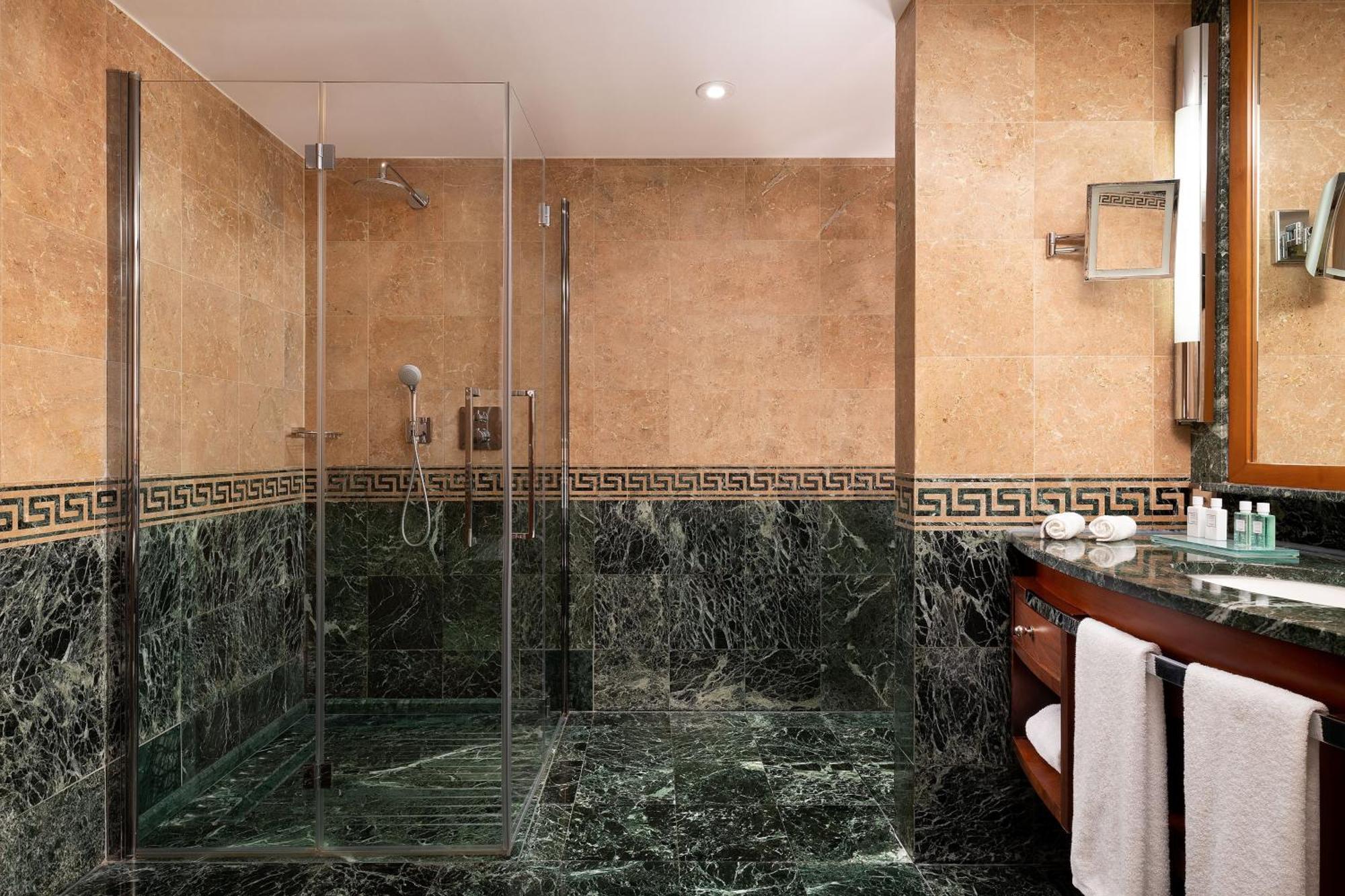 Large Executive King Room with Lake View,1643134302:JPEG