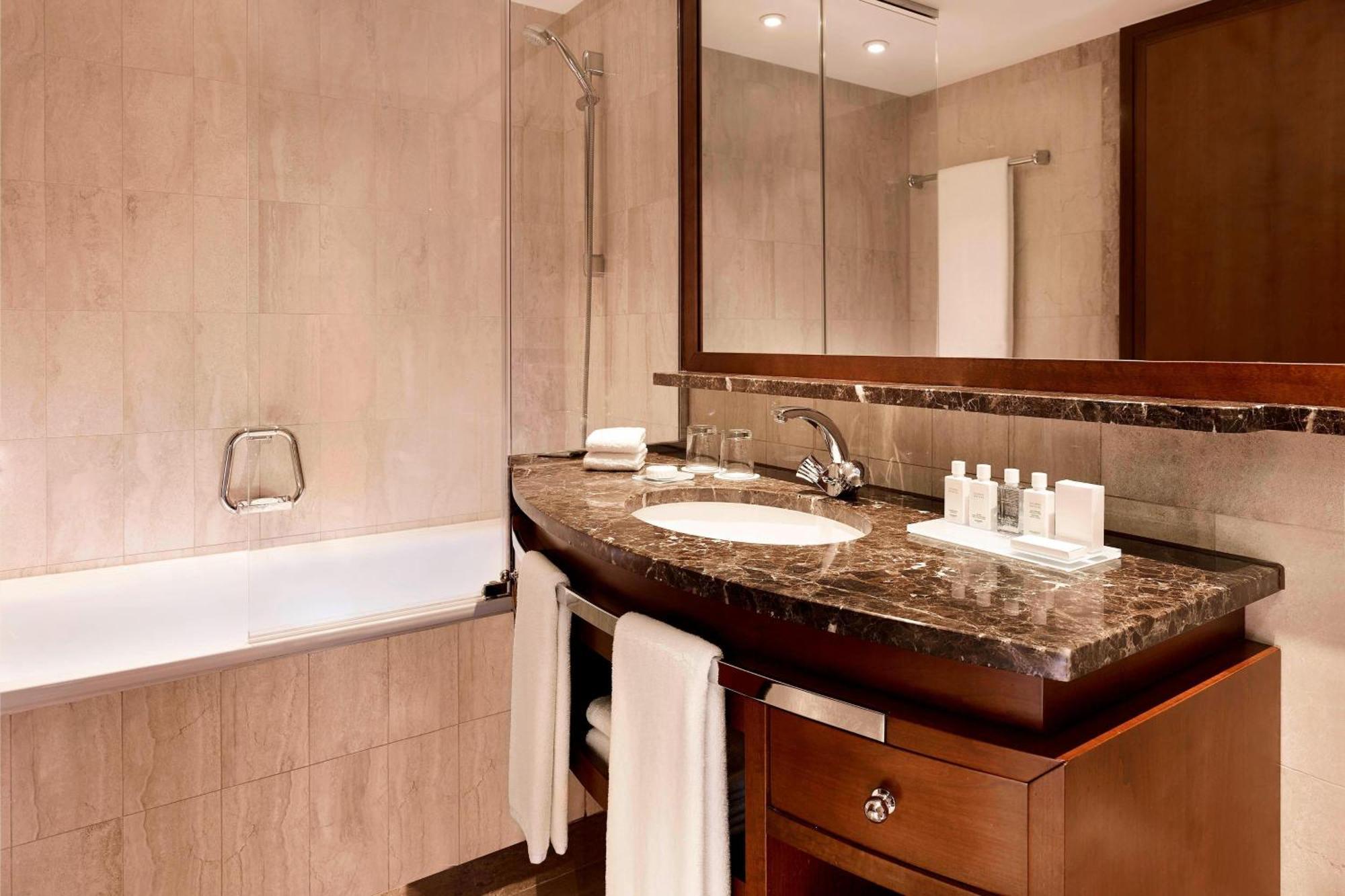 Large Executive King Room Lake View