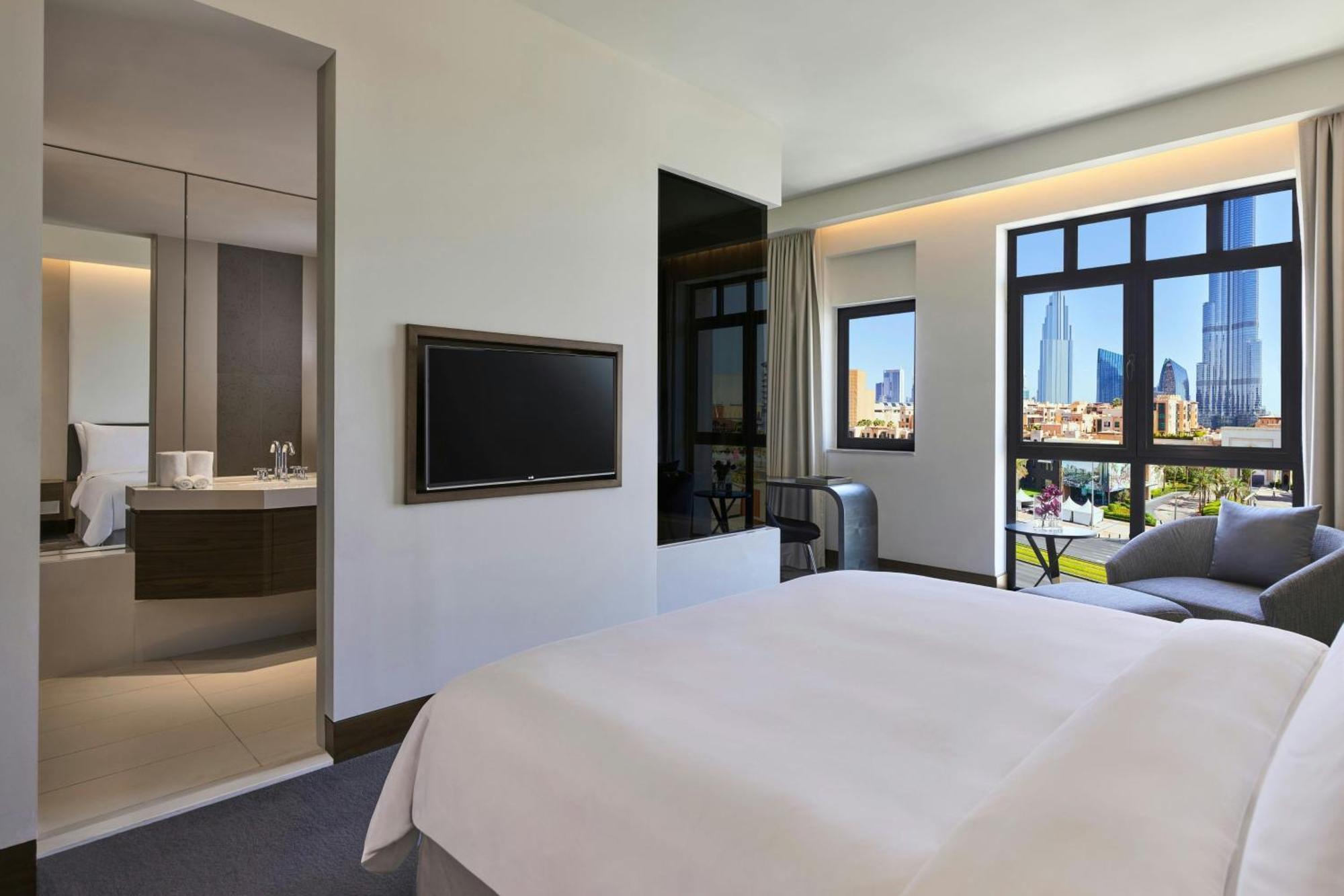 Deluxe King Room Landmark View