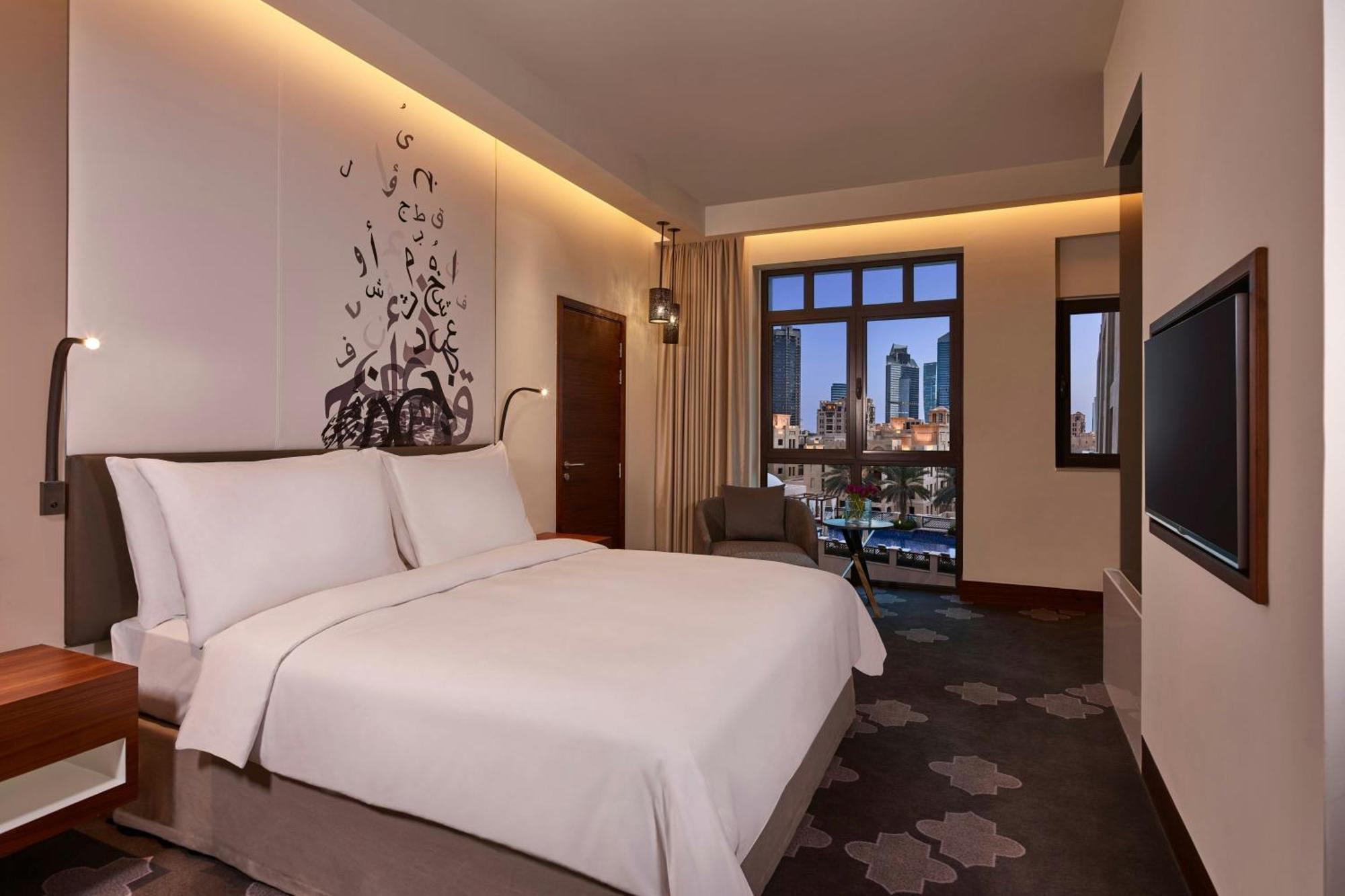 Deluxe King Room Pool View