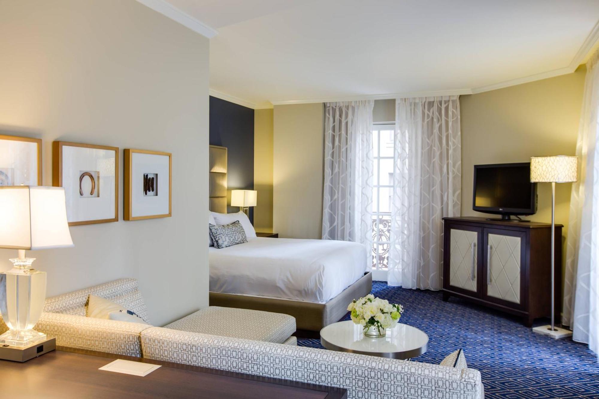 Executive Junior Suite 1 King Bed Corner location