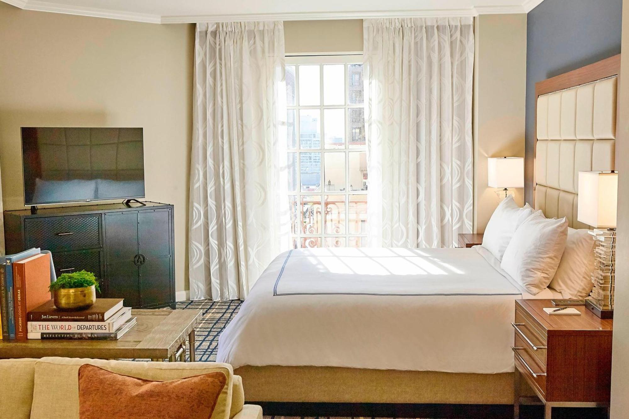 Executive Junior Suite 1 King Bed Corner location