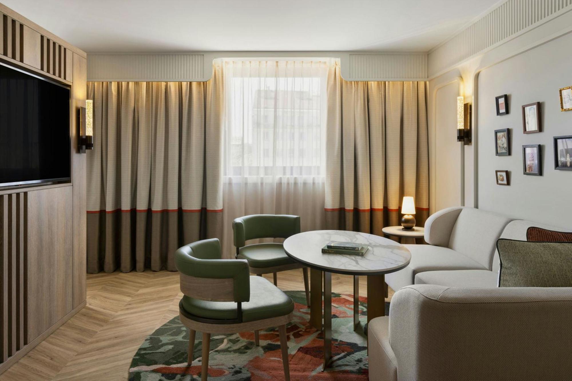Junior King Suite Church View