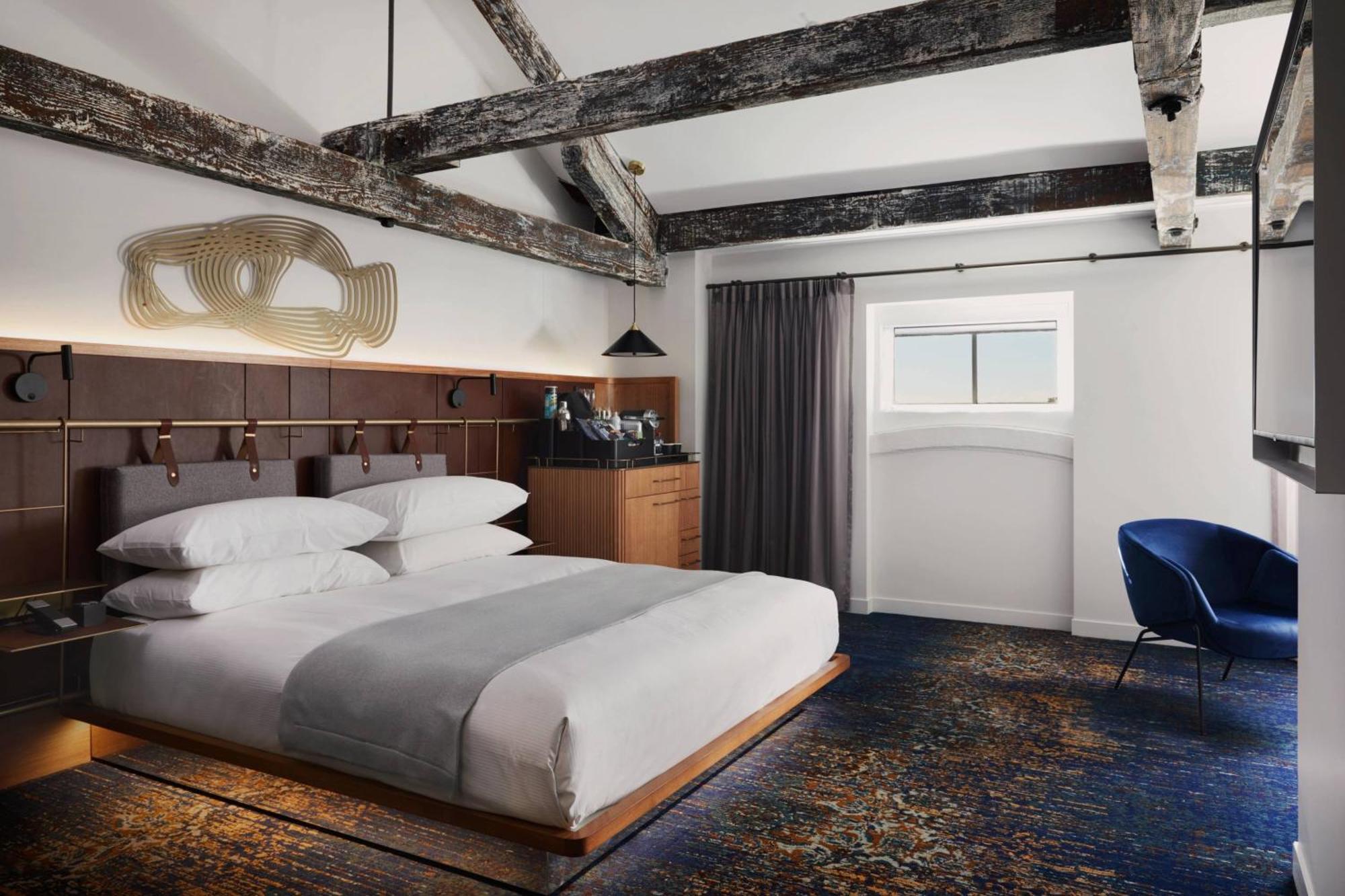 Bridge View Room