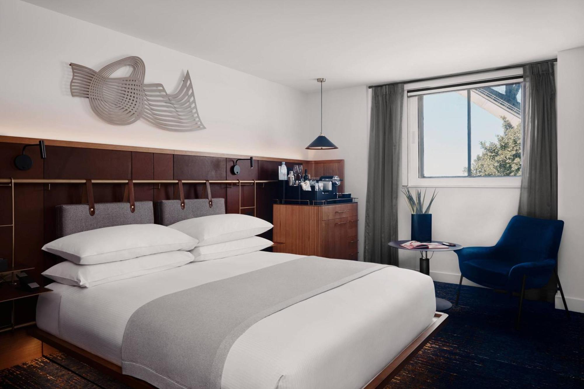 Bridge View Room