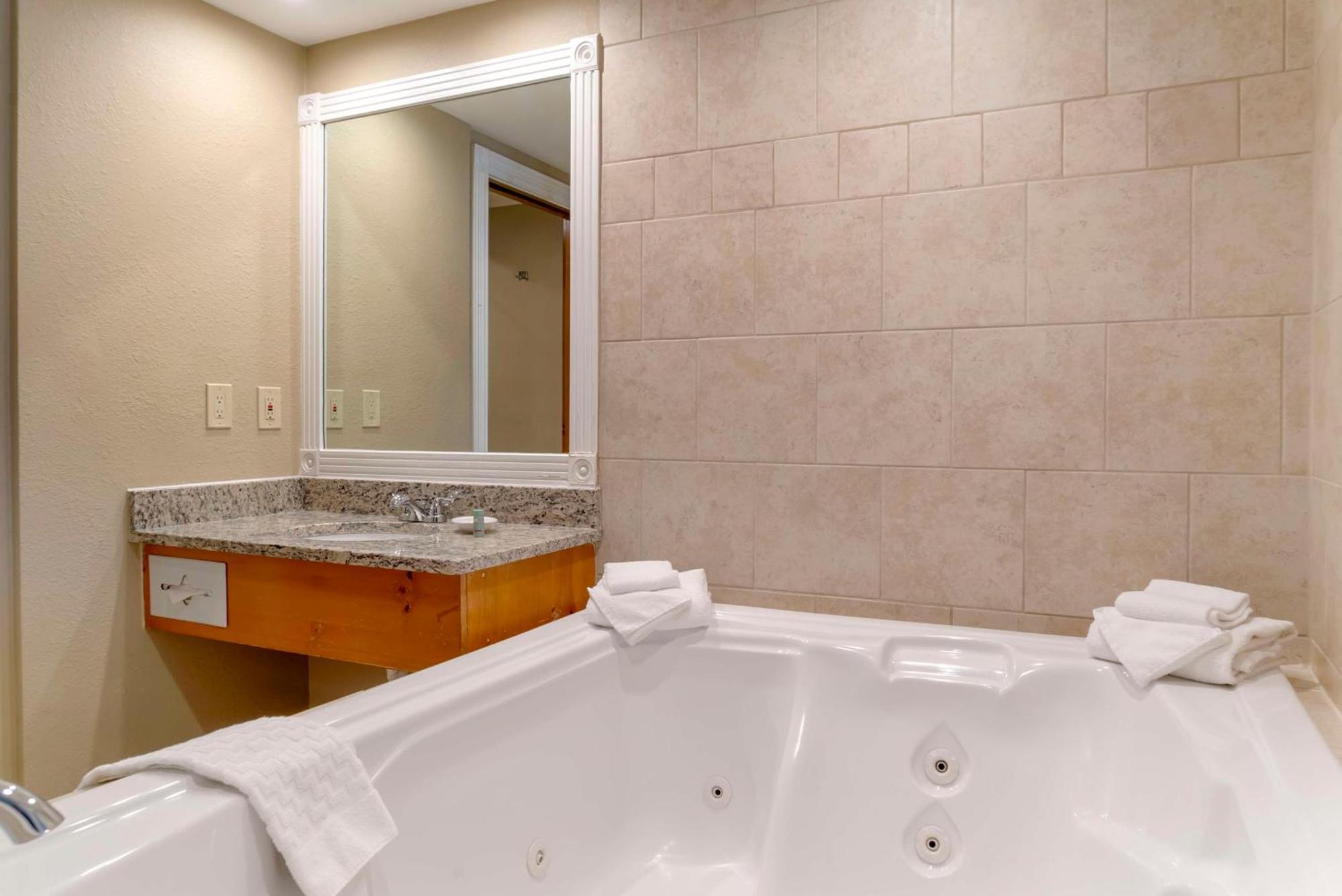 Queen Suite with Two Queen Beds, Fireplace and Spa Bath - Non-Smoking