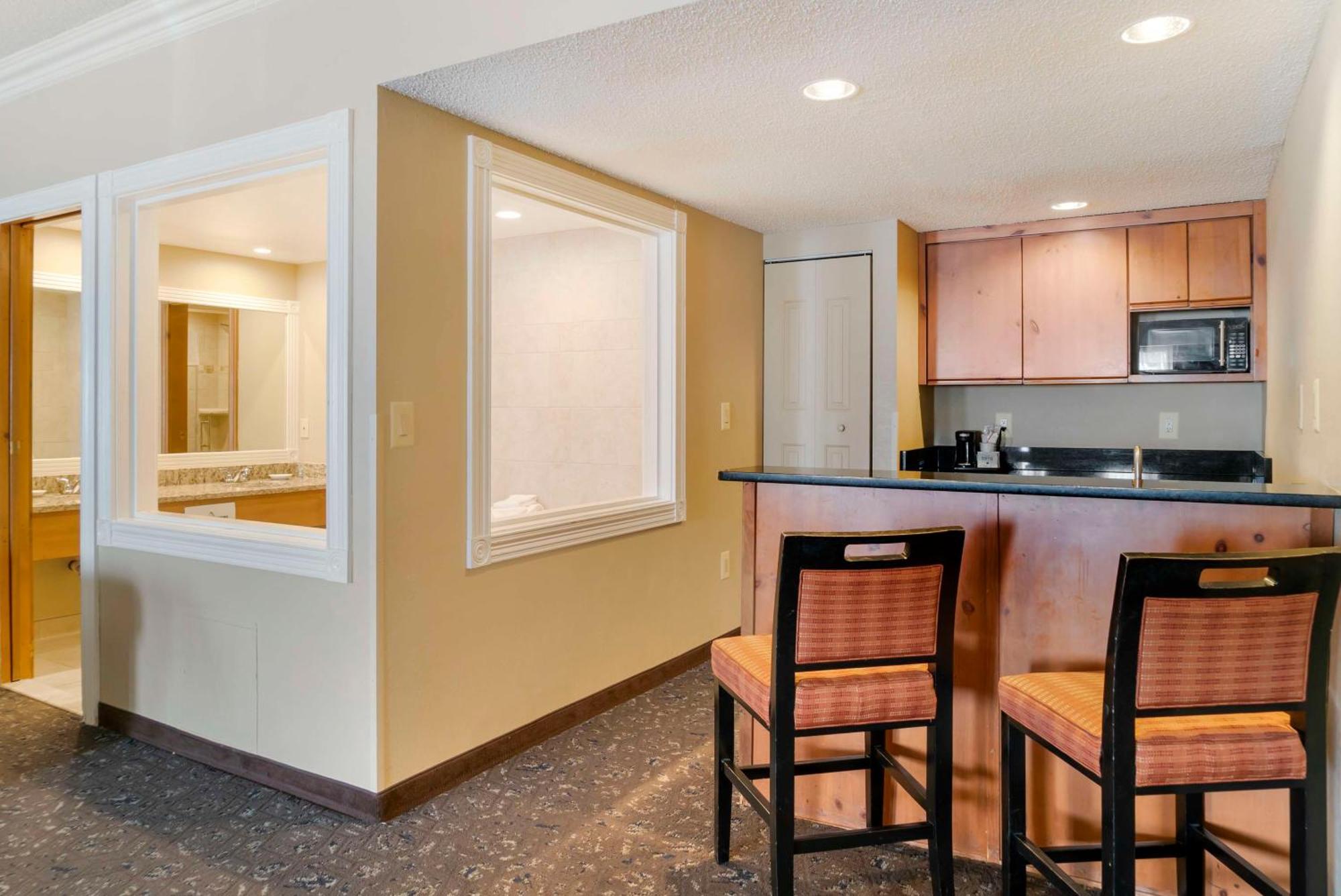Queen Suite Two Queen Beds Fireplace Spa Bath Non-Smoking