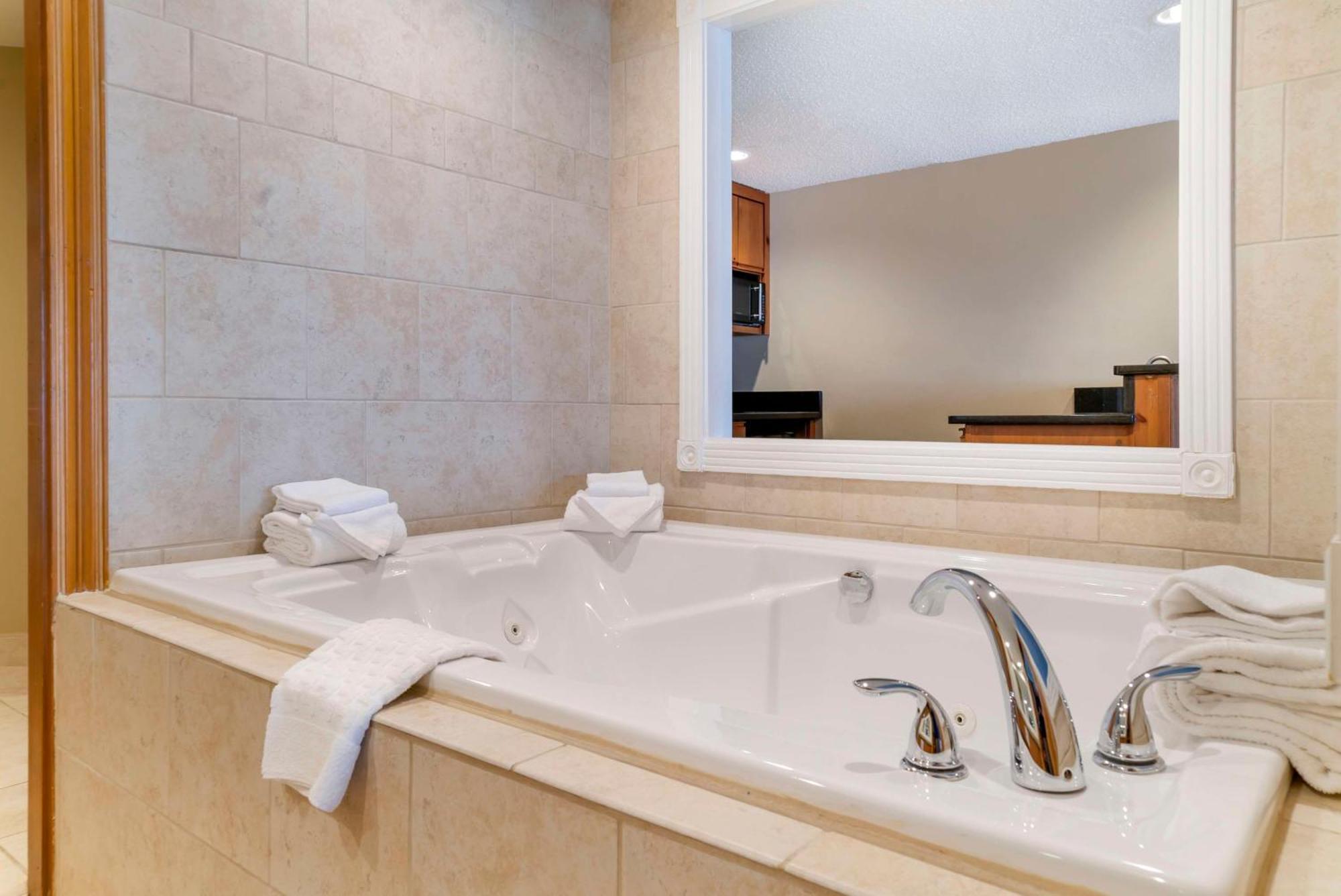 Queen Suite Two Queen Beds Fireplace Spa Bath Non-Smoking