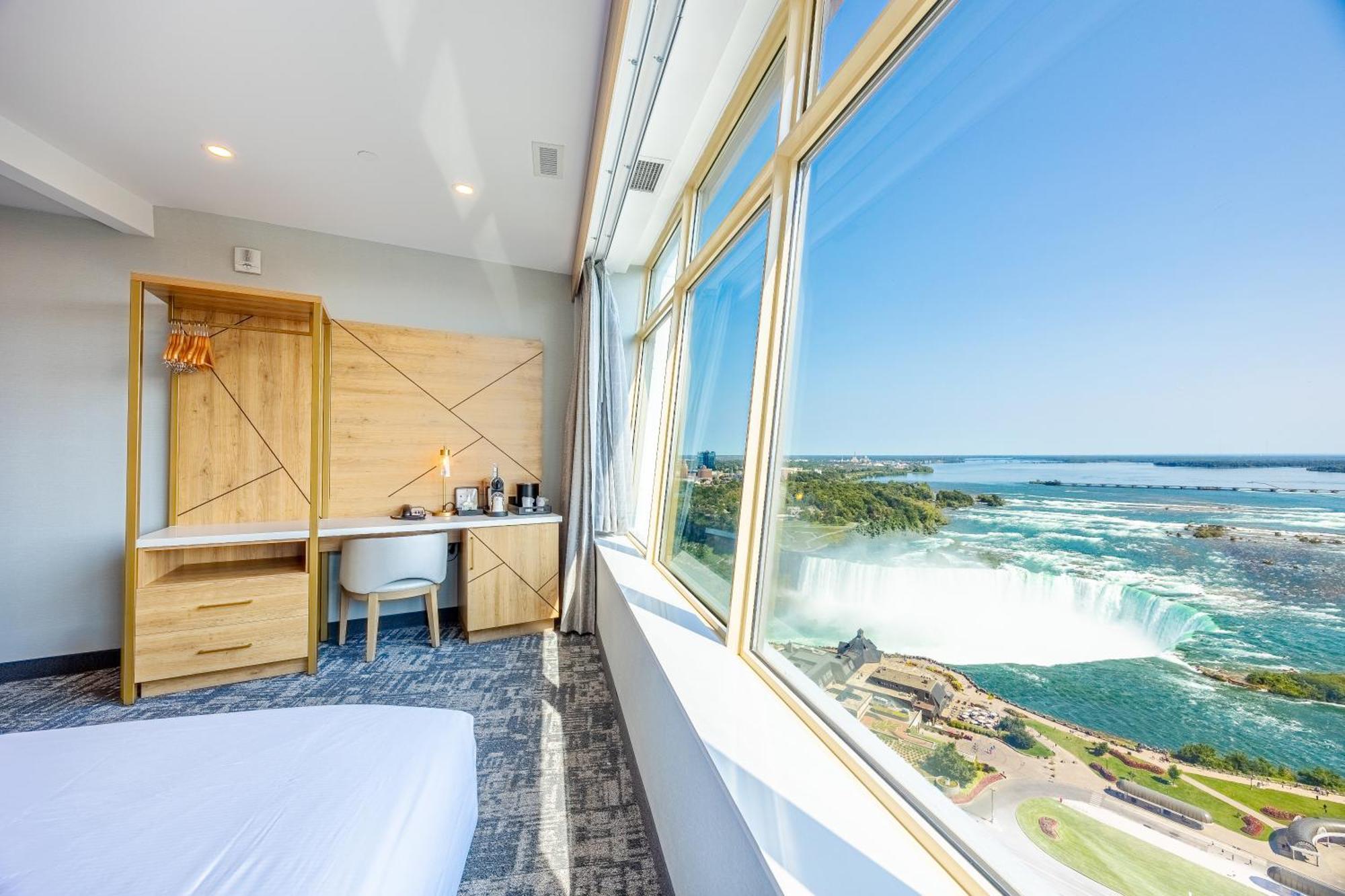 Tower King Canadian Fallsview Room