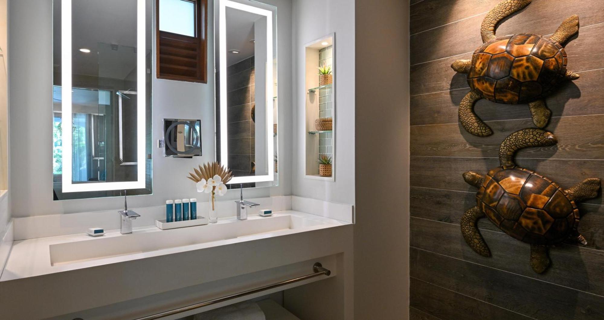 South Seas Swim-up Club Level Ultra Suite w or Patio Tranquility Soaking Tub