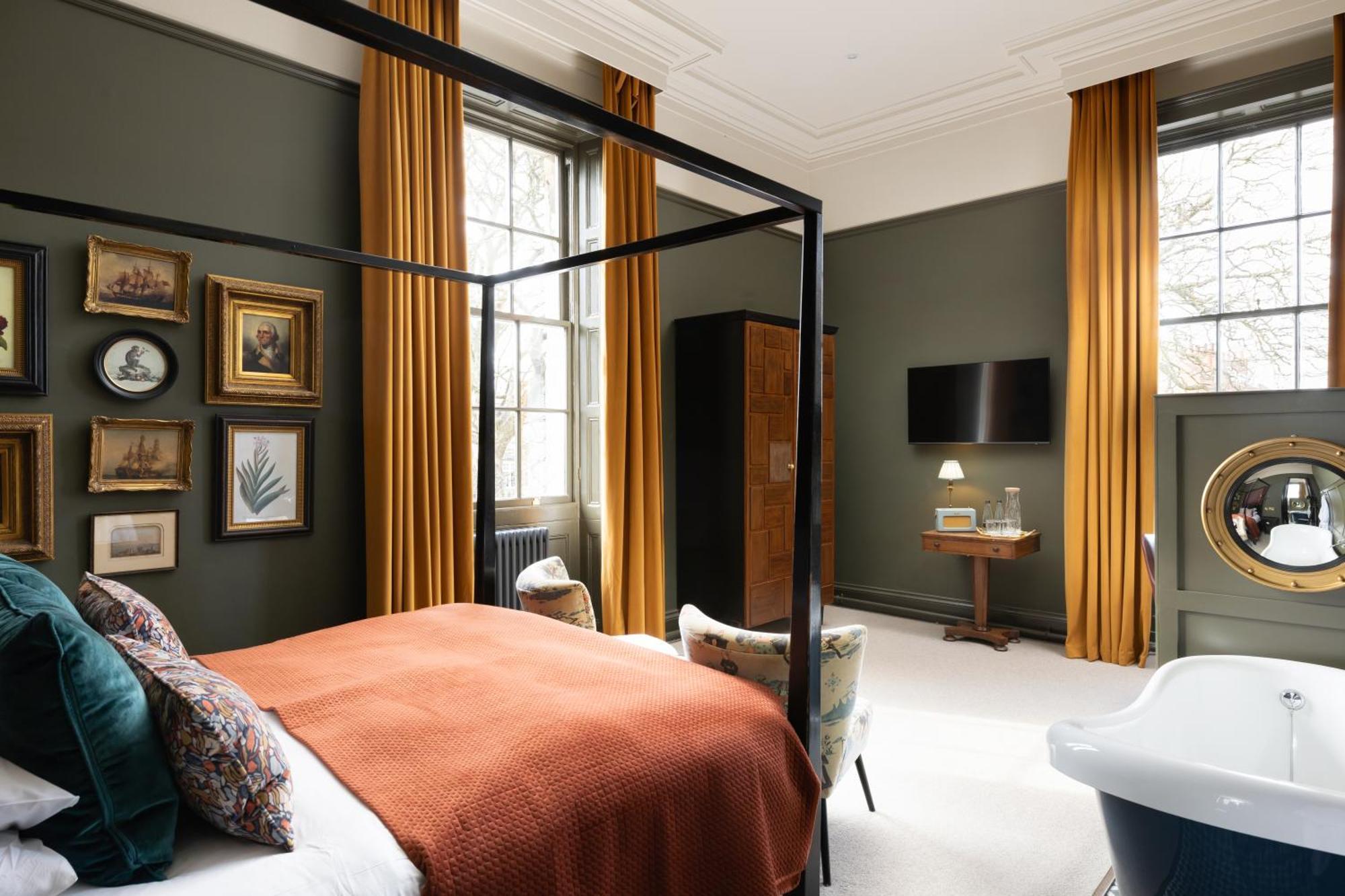 Luxury Four-Poster Room