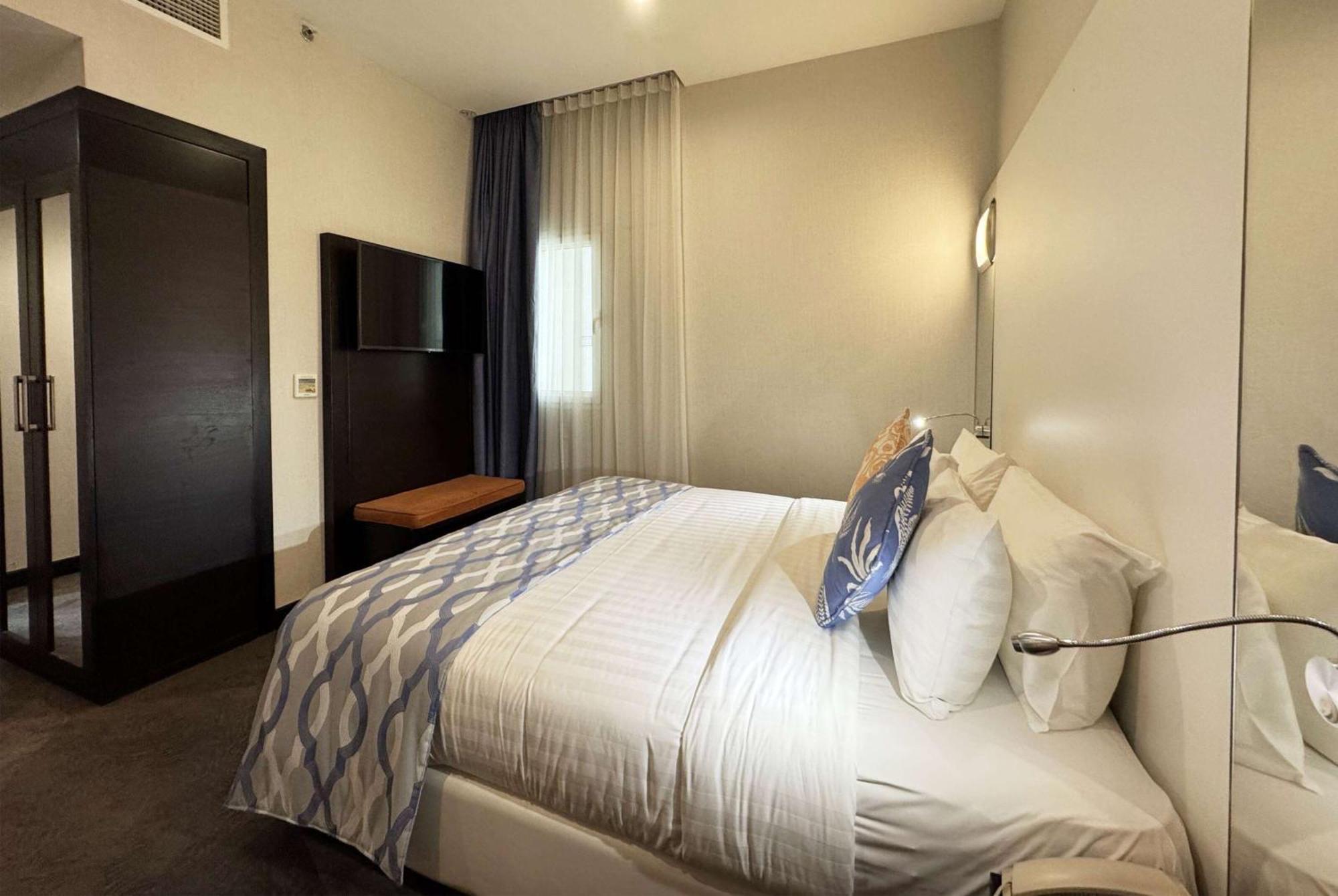 Deluxe Room Queen