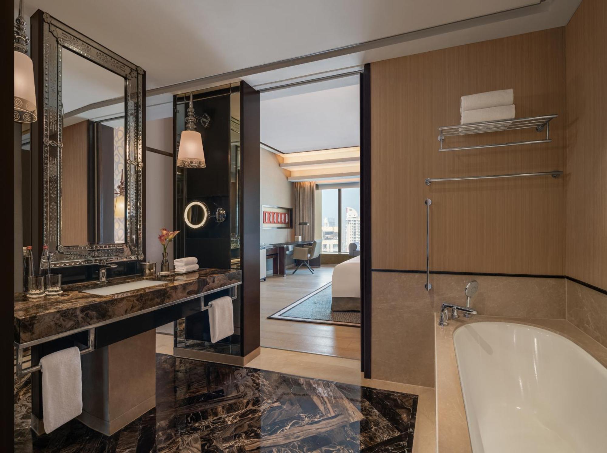 Guest room, 1 King, Mumbai view
