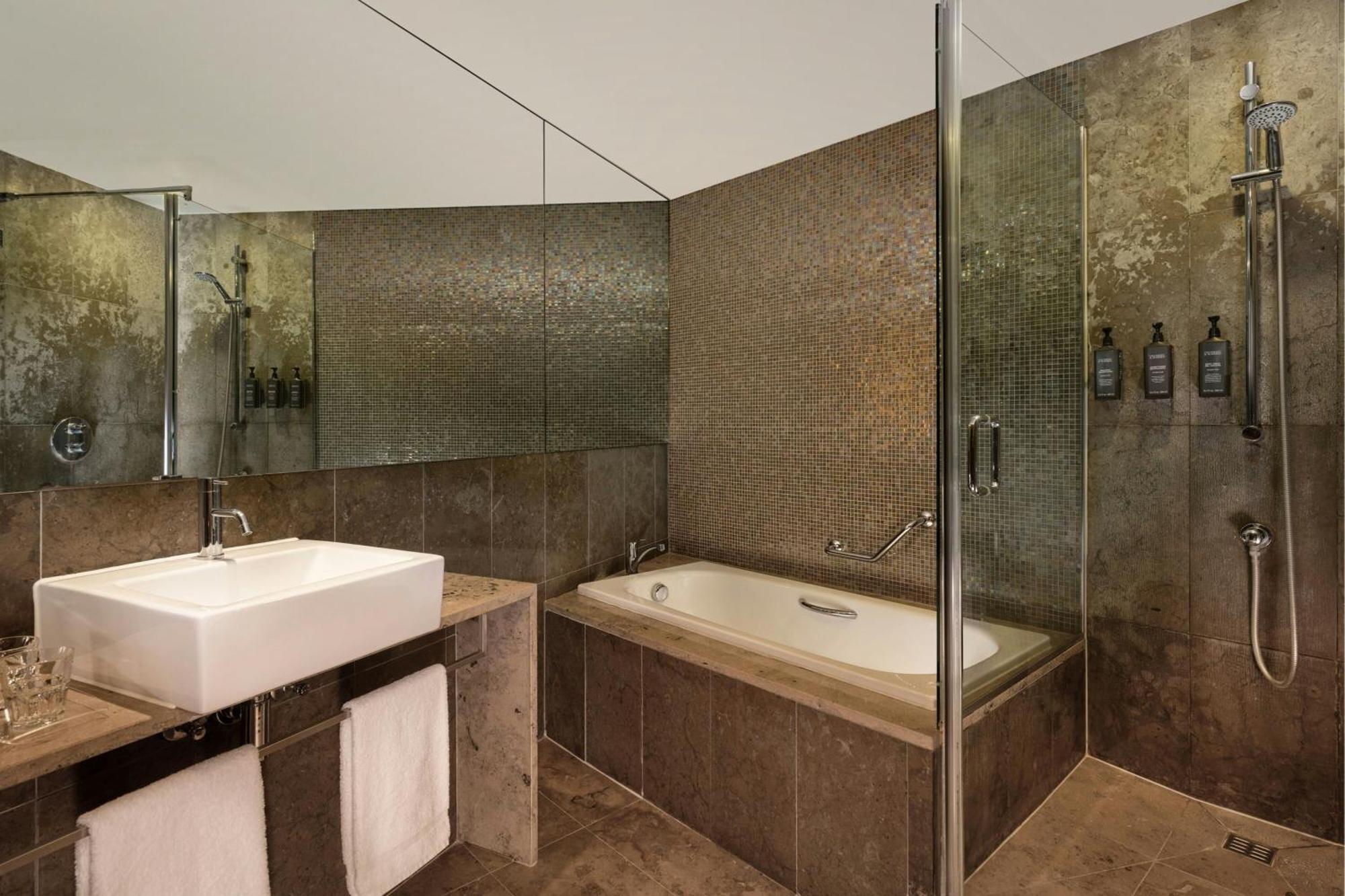 Studio Suite 1 King City view Adults Only